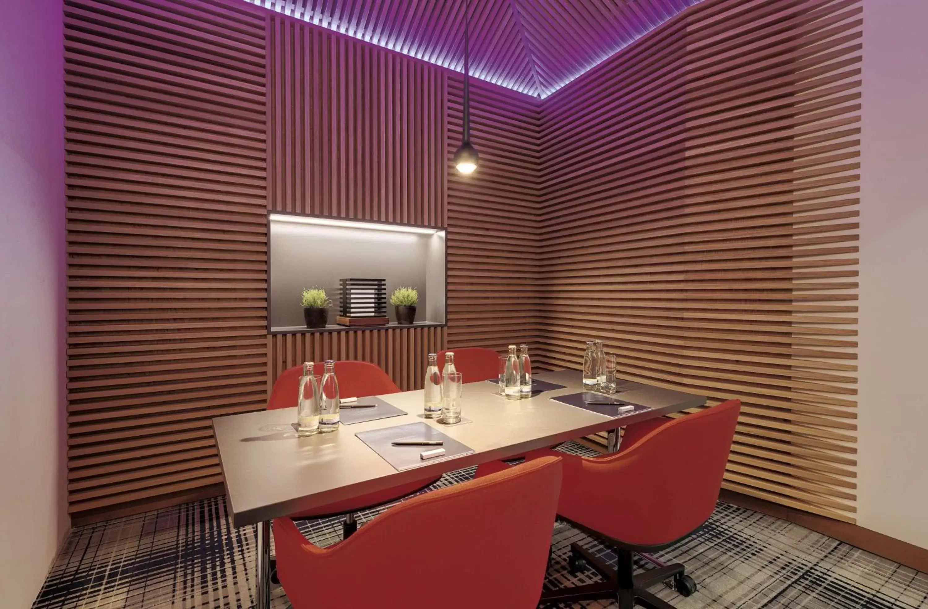 Meeting/conference room, Bathroom in Hilton Munich Airport