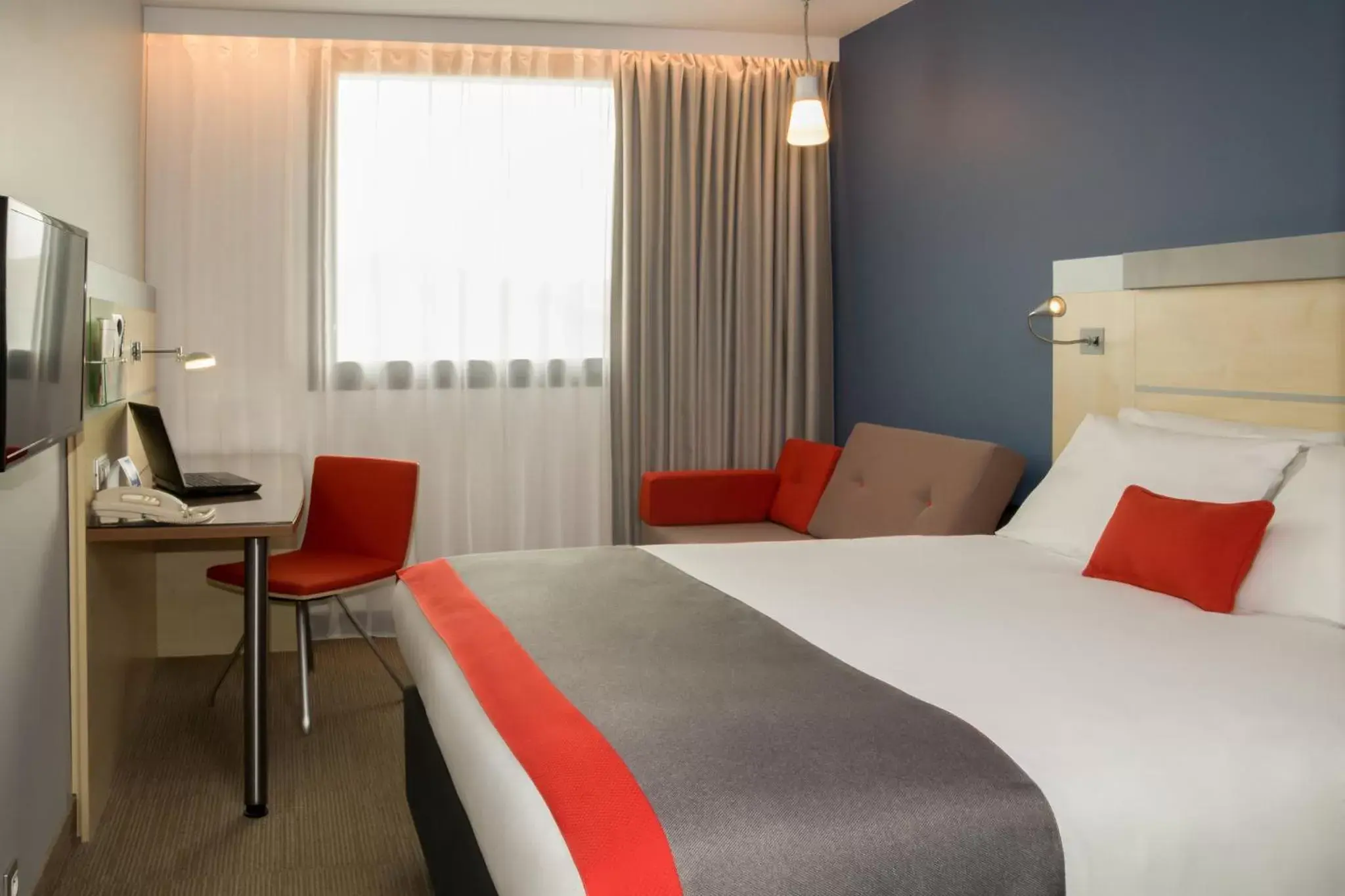 Photo of the whole room, Bed in Holiday Inn Express Toulouse Airport, an IHG Hotel