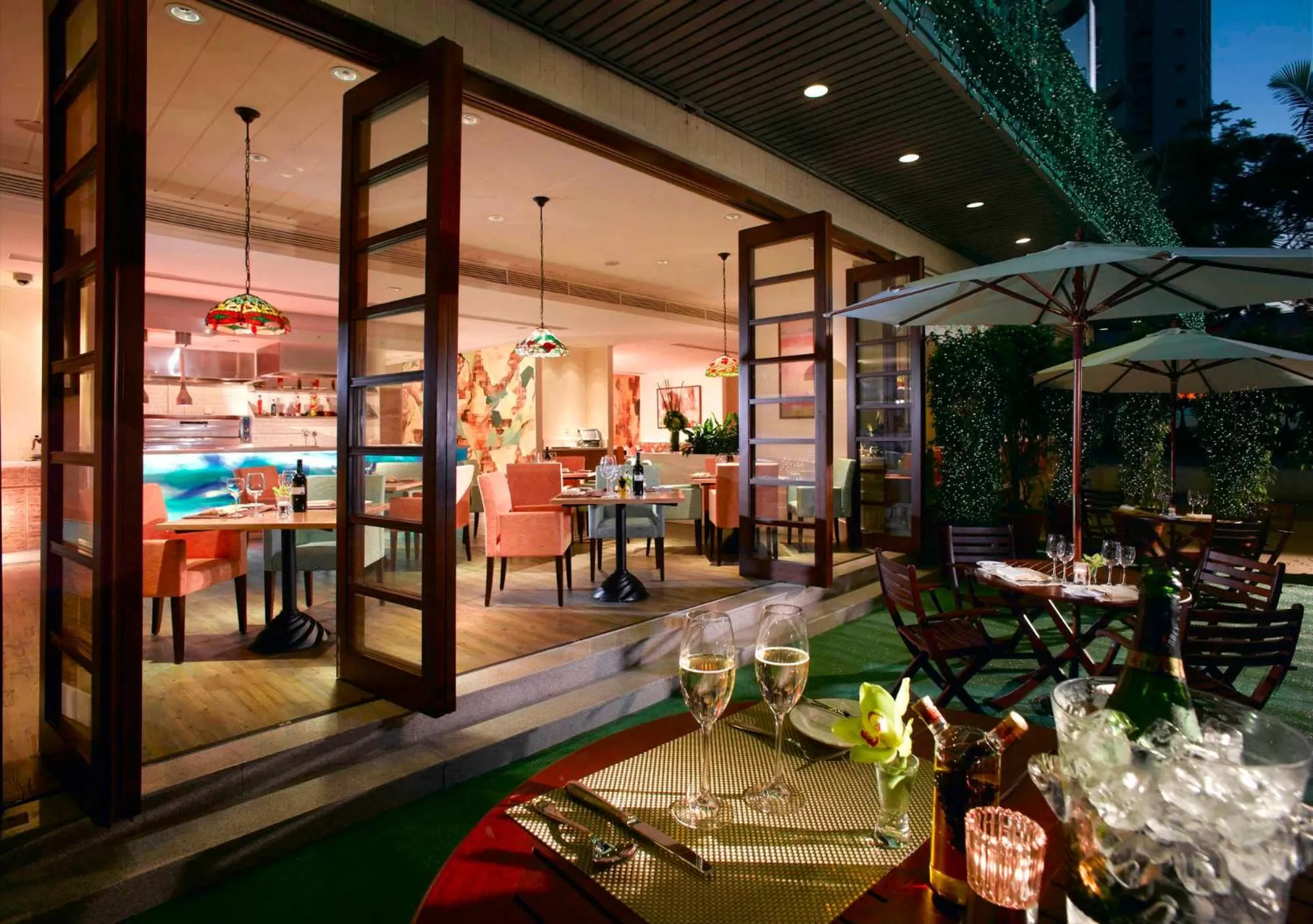 Restaurant/places to eat in Regal Riverside Hotel