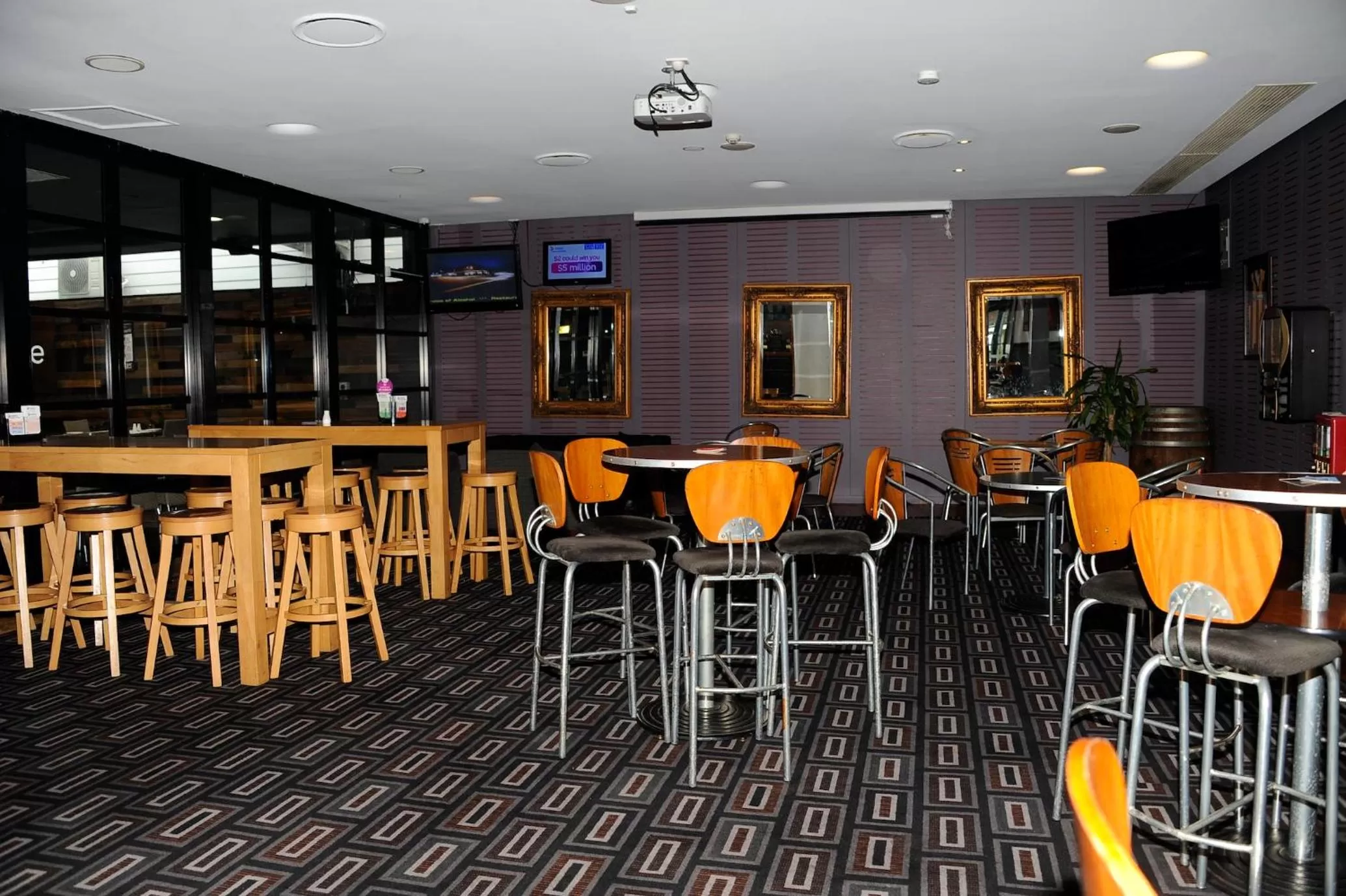 Food and drinks in Duke of Wellington Hotel