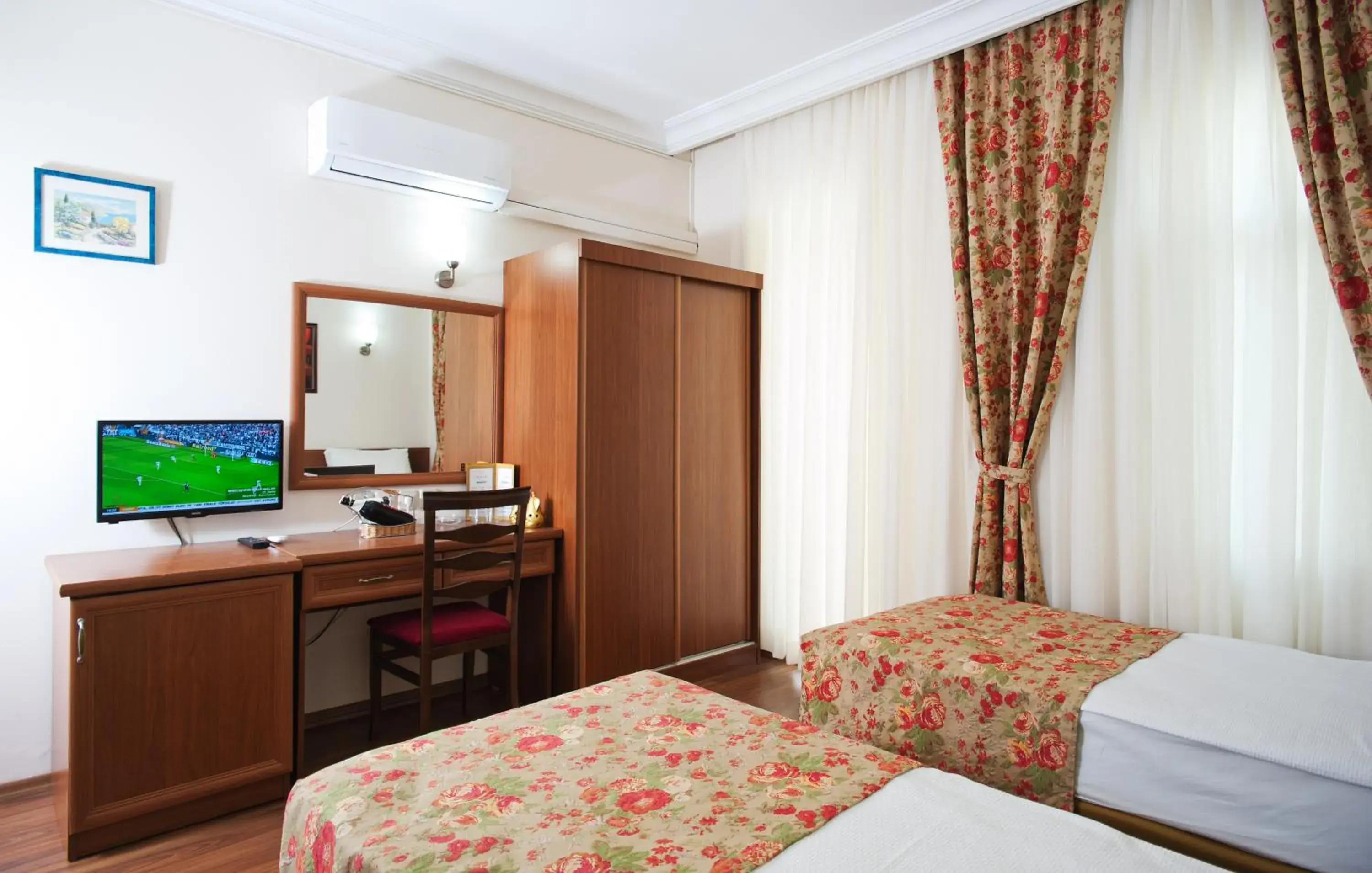 Bedroom, Bed in Triana Hotel