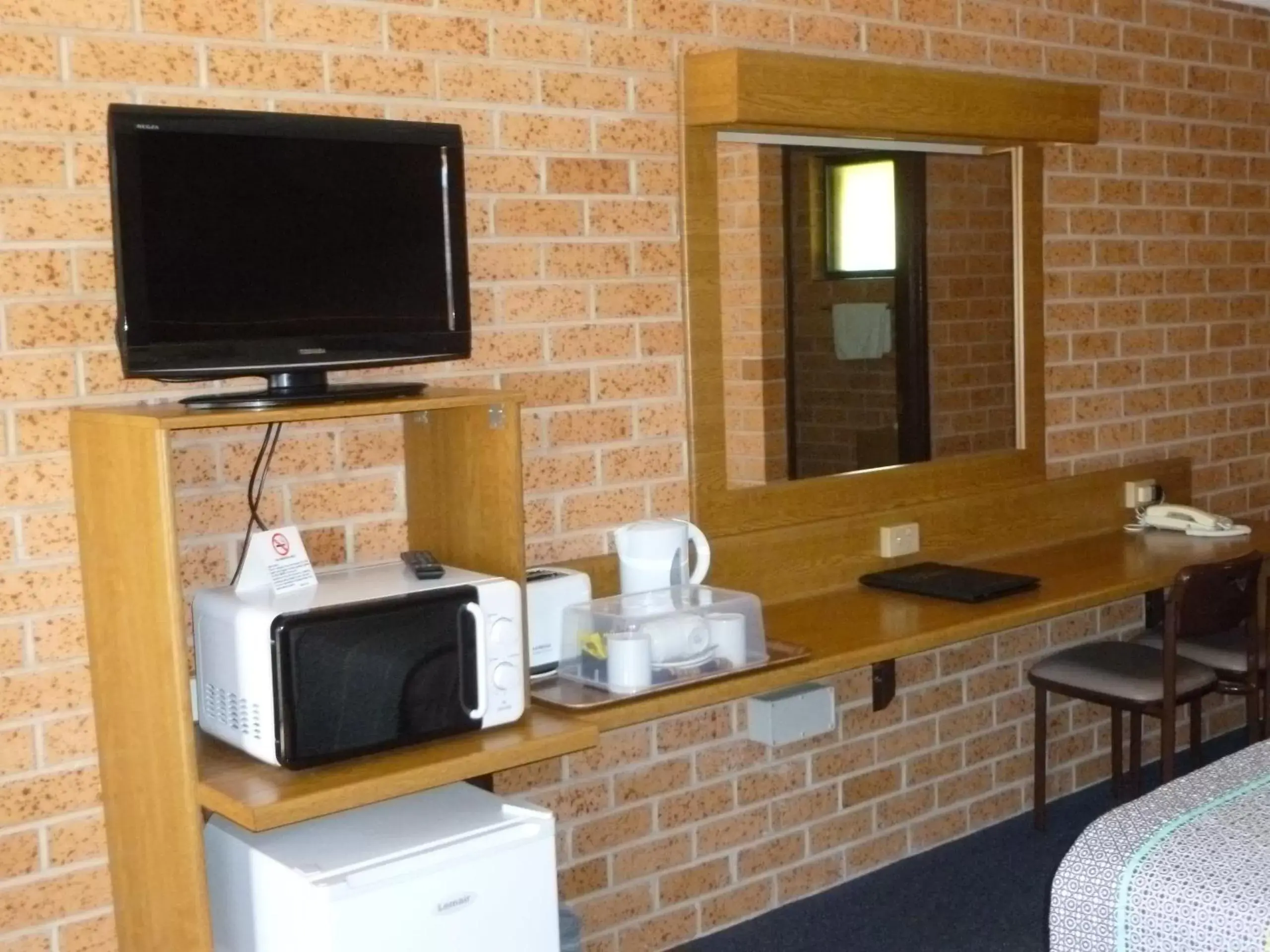 TV and multimedia, TV/Entertainment Center in Royal Palms Motor Inn