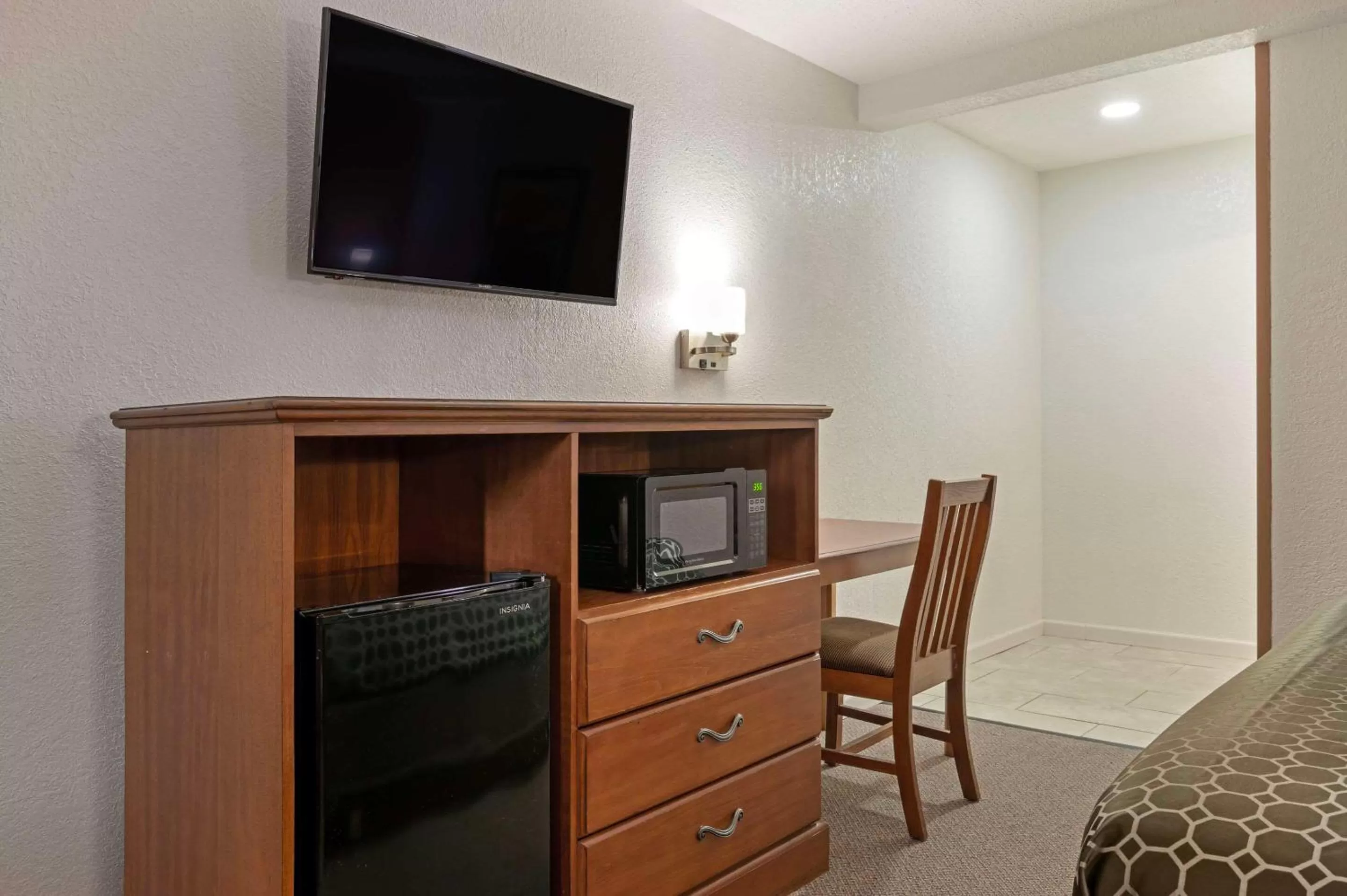 Bedroom, Bed in Rodeway Inn Terre Haute near University