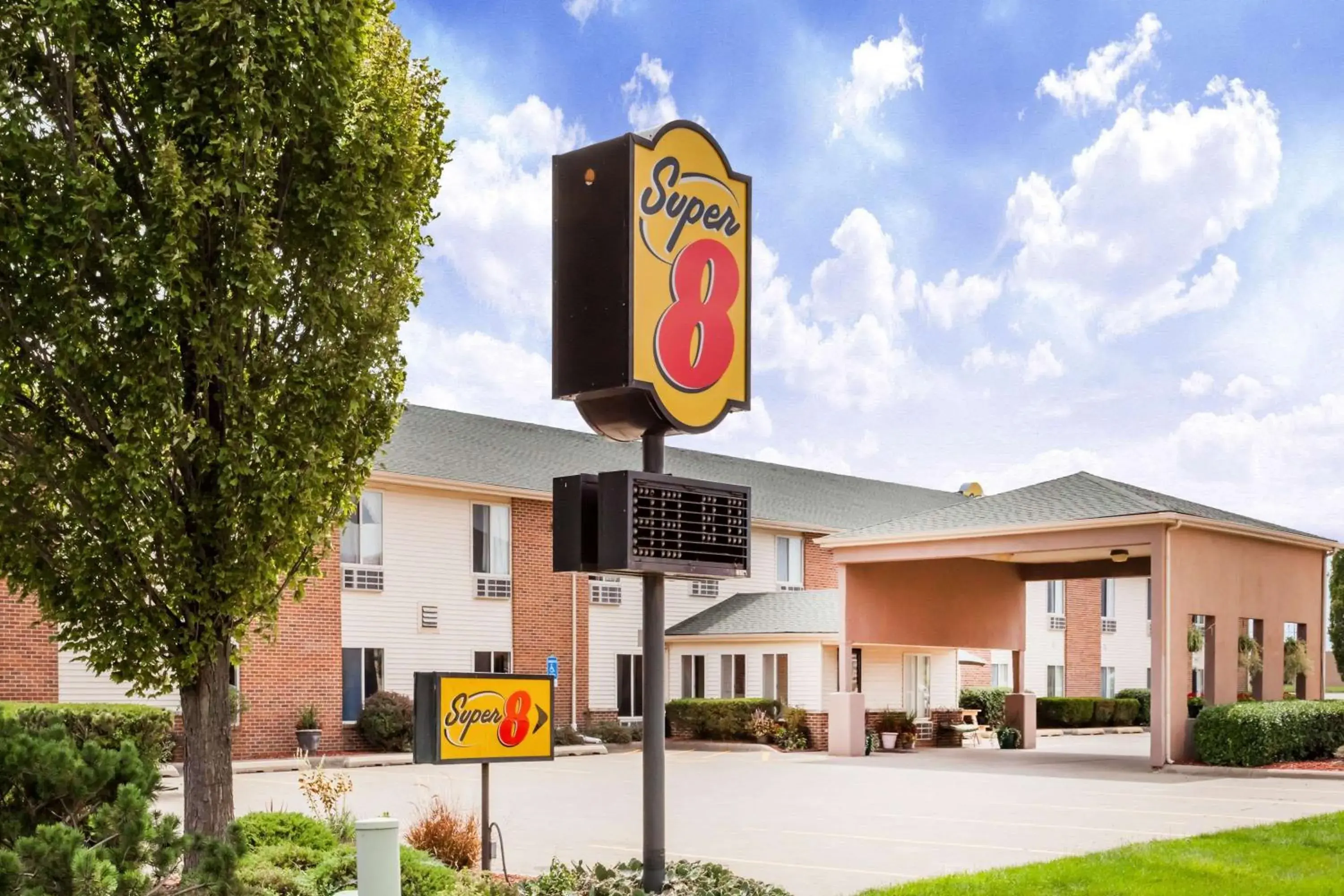 Property Building in Super 8 by Wyndham Pekin/Peoria Area