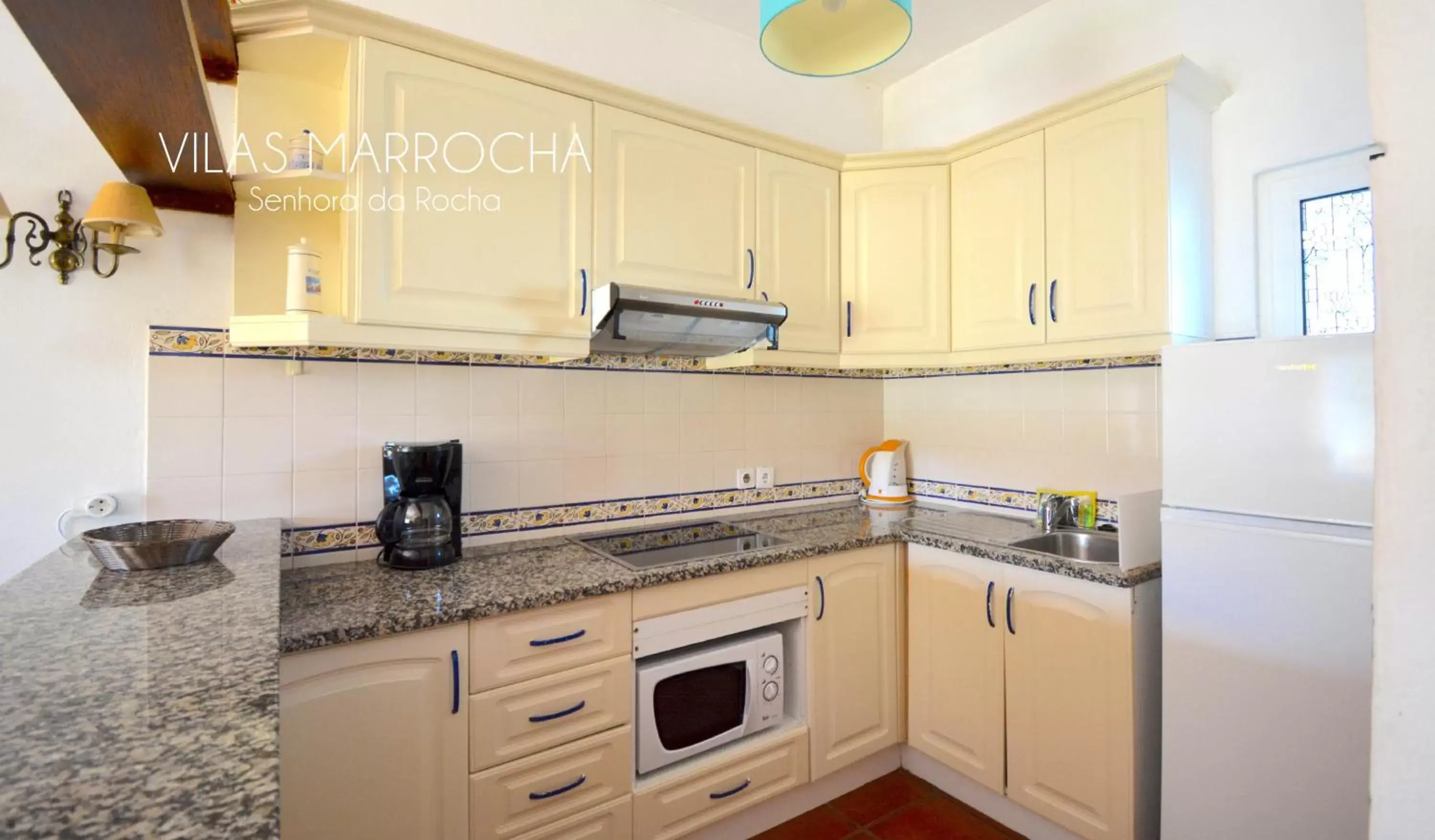 Coffee/tea facilities, Kitchen/Kitchenette in Vilas Marrocha