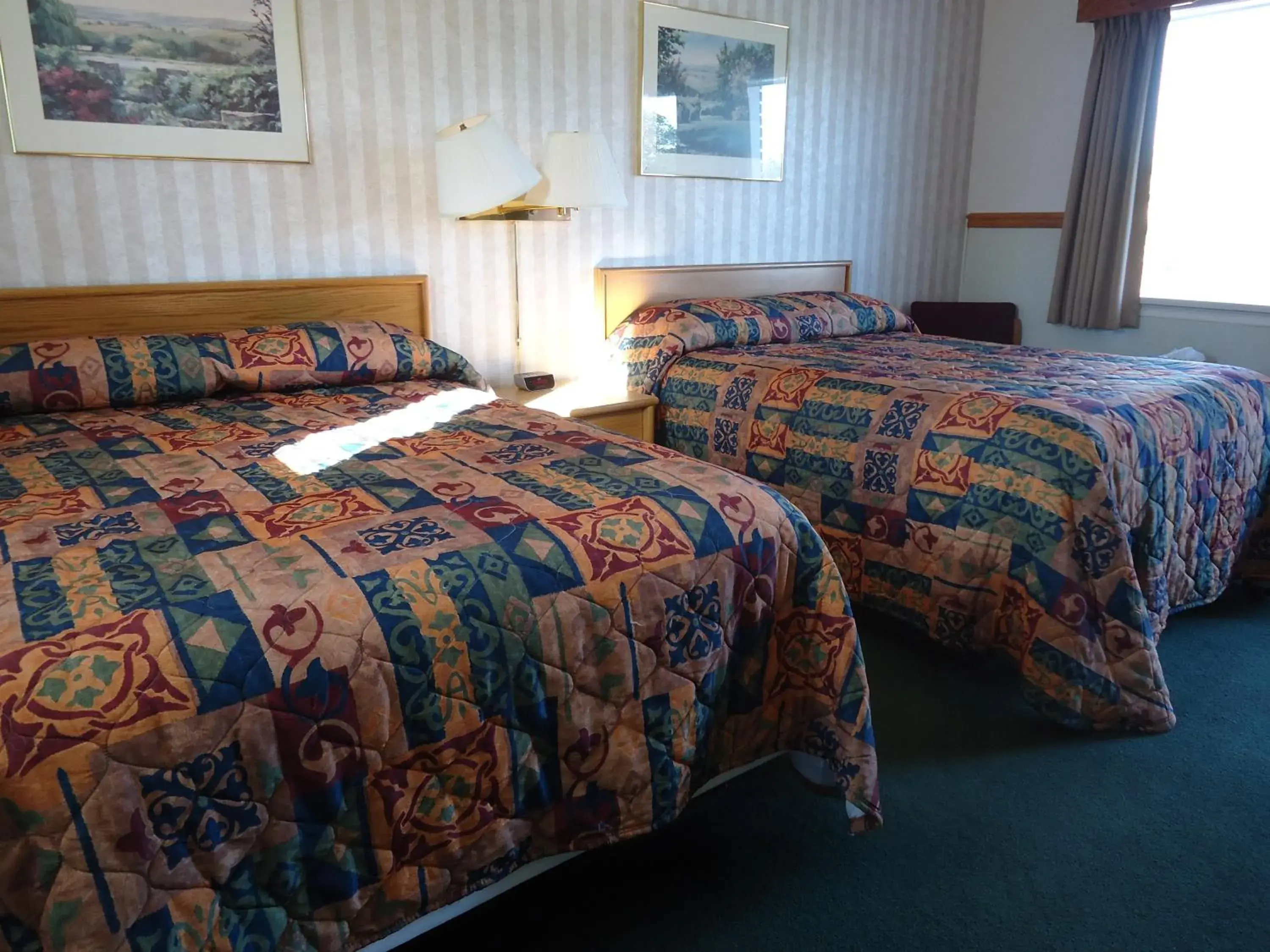 Bedroom, Bed in Kingsway Inn