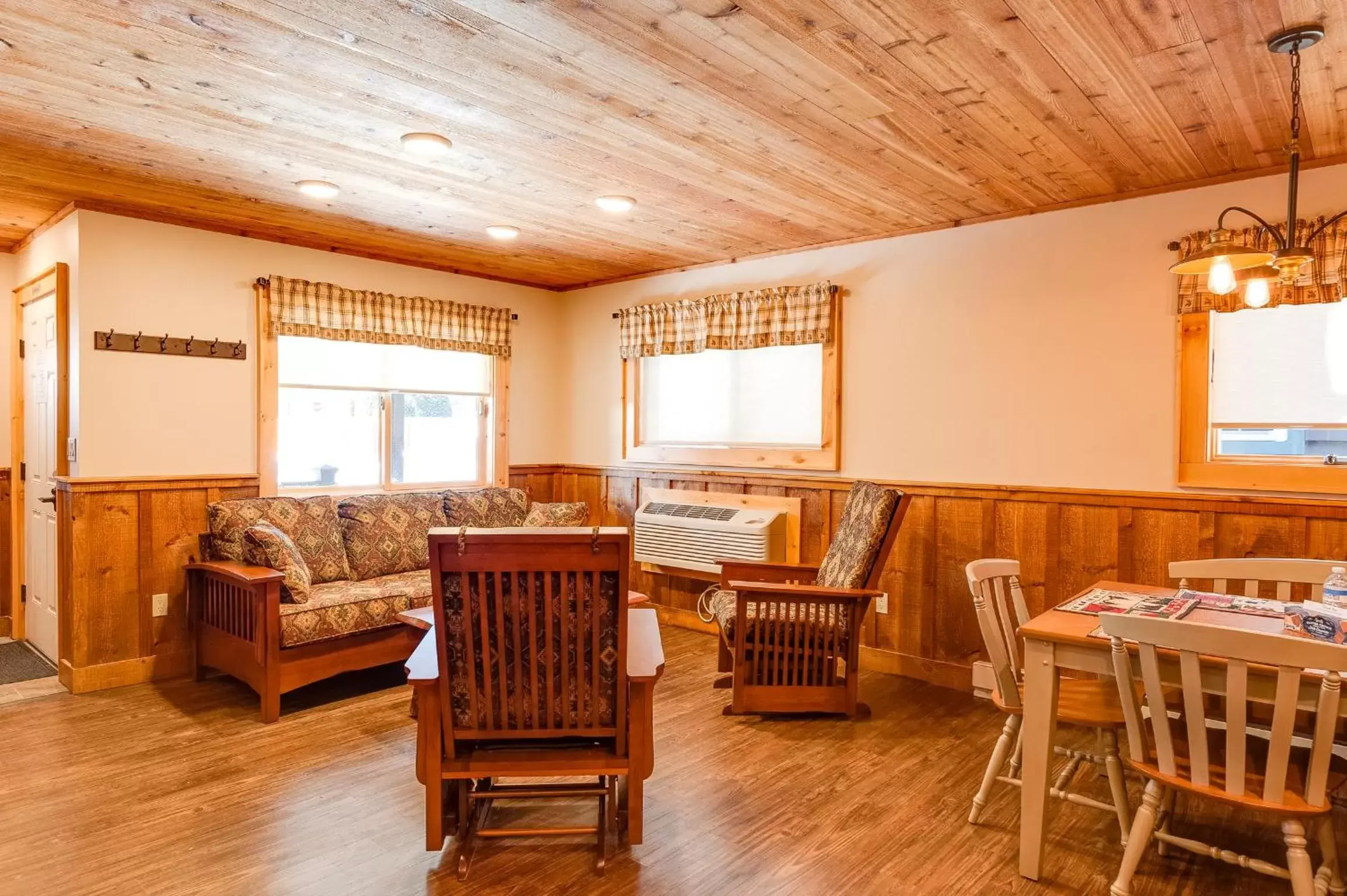 Living room in Cobble Mountain Lodge