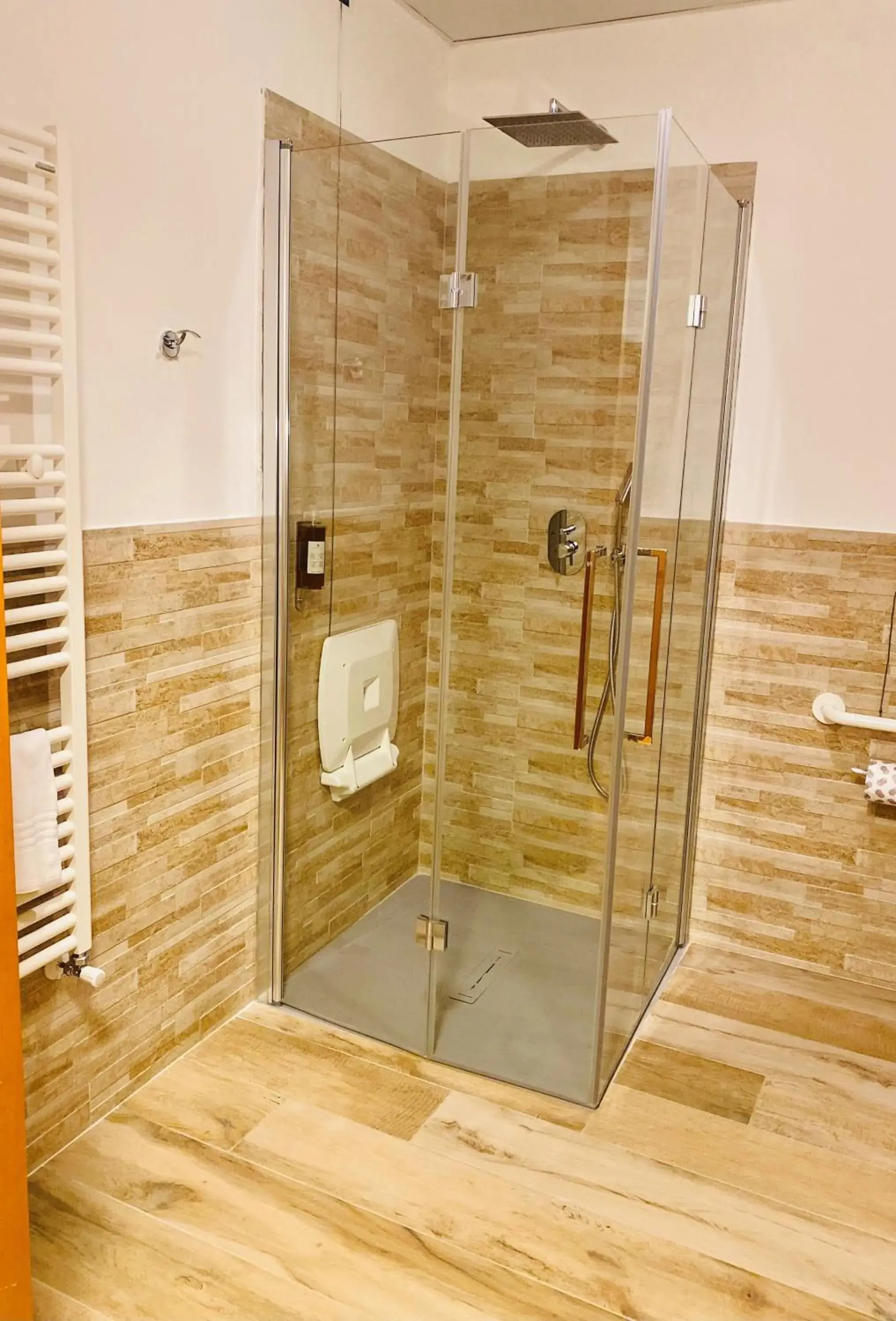 Shower, Bathroom in Hotel Palazzuolo