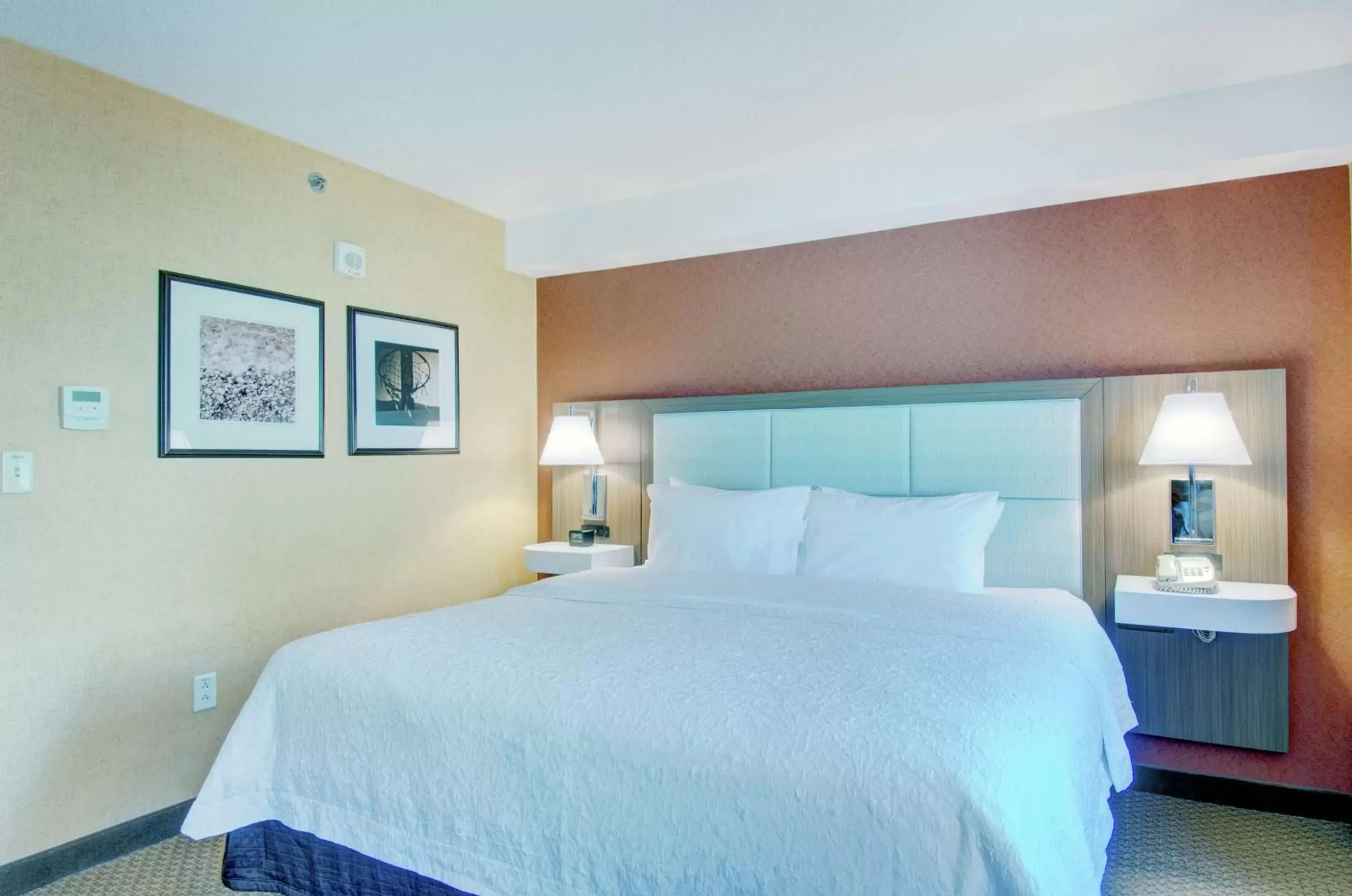 Bed in Hampton Inn & Suites Boston Crosstown Center Bed in Hampton Inn & Suites Boston Crosstown Center