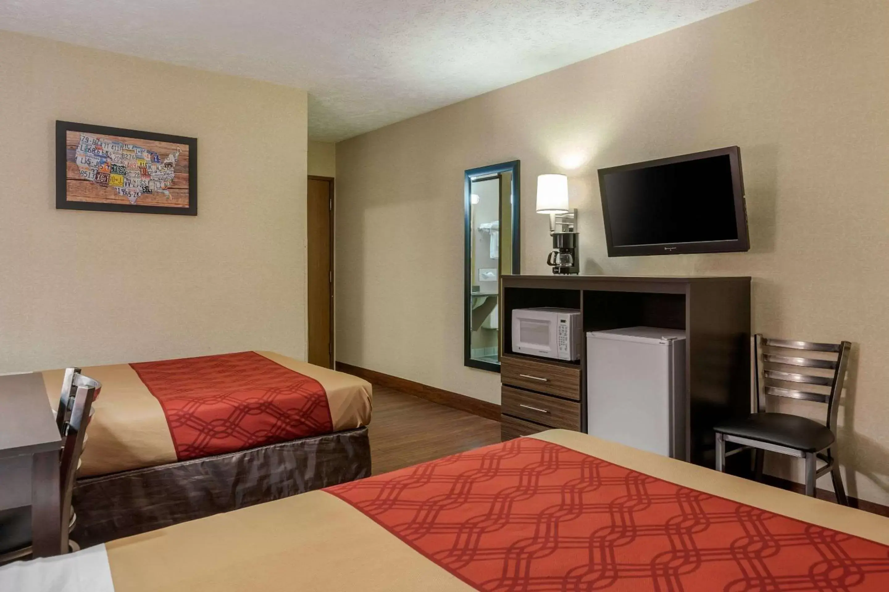 Photo of the whole room, Bed in Econo Lodge Traverse City