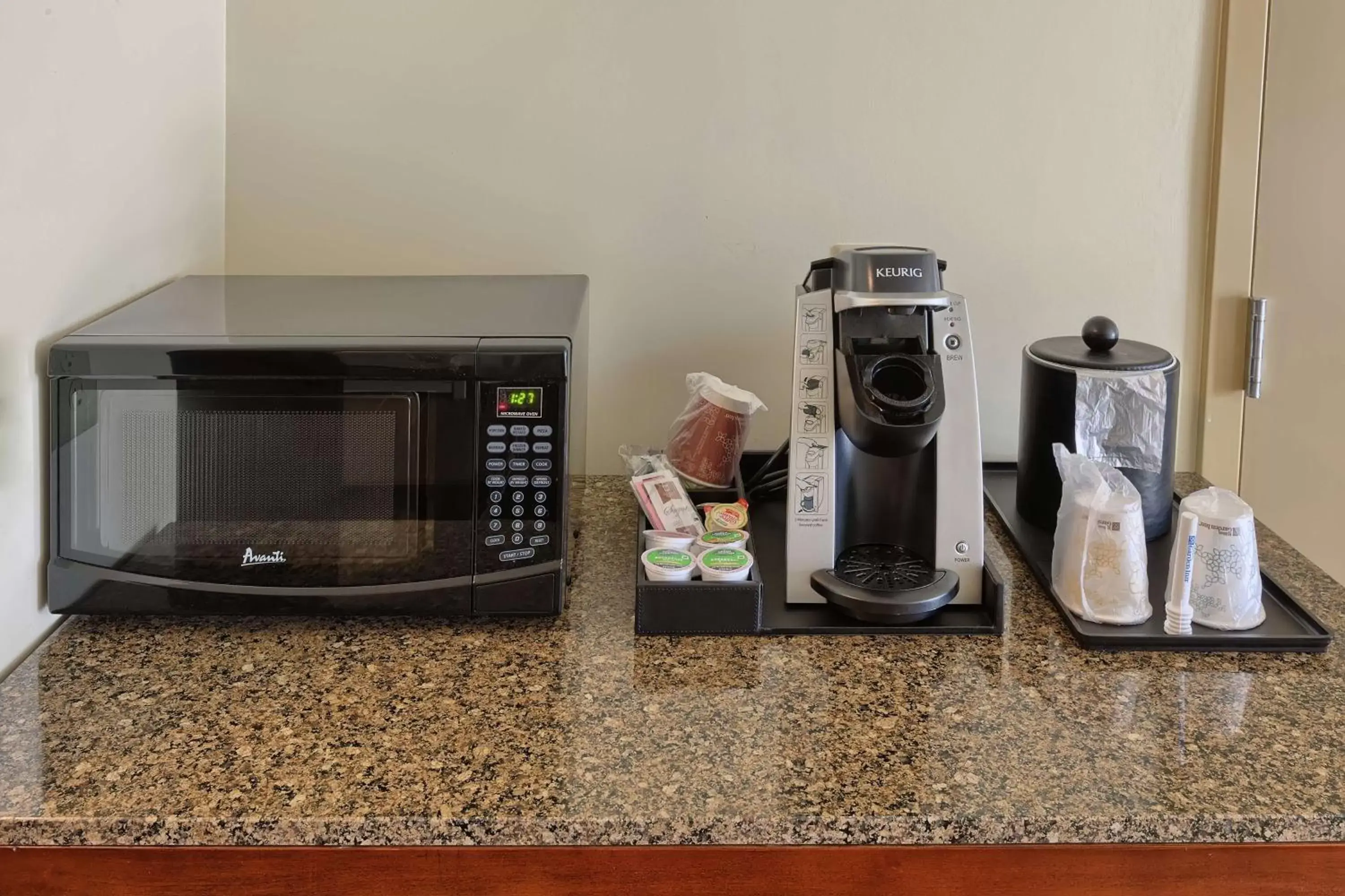 Coffee/tea facilities, Kitchen/Kitchenette in Hilton Garden Inn Durham-University Medical Center