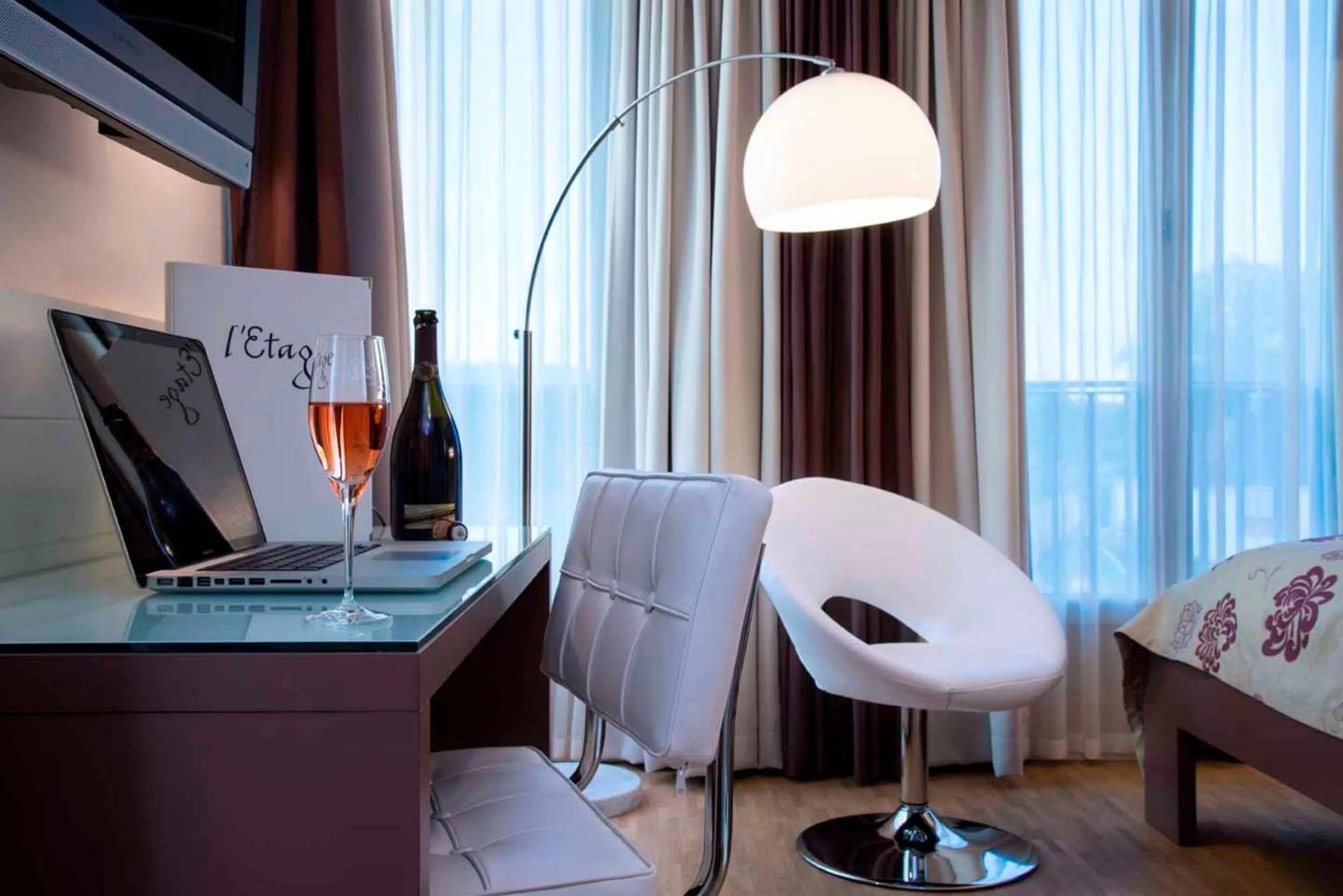 Seating area in Hotel Simon's Plaza