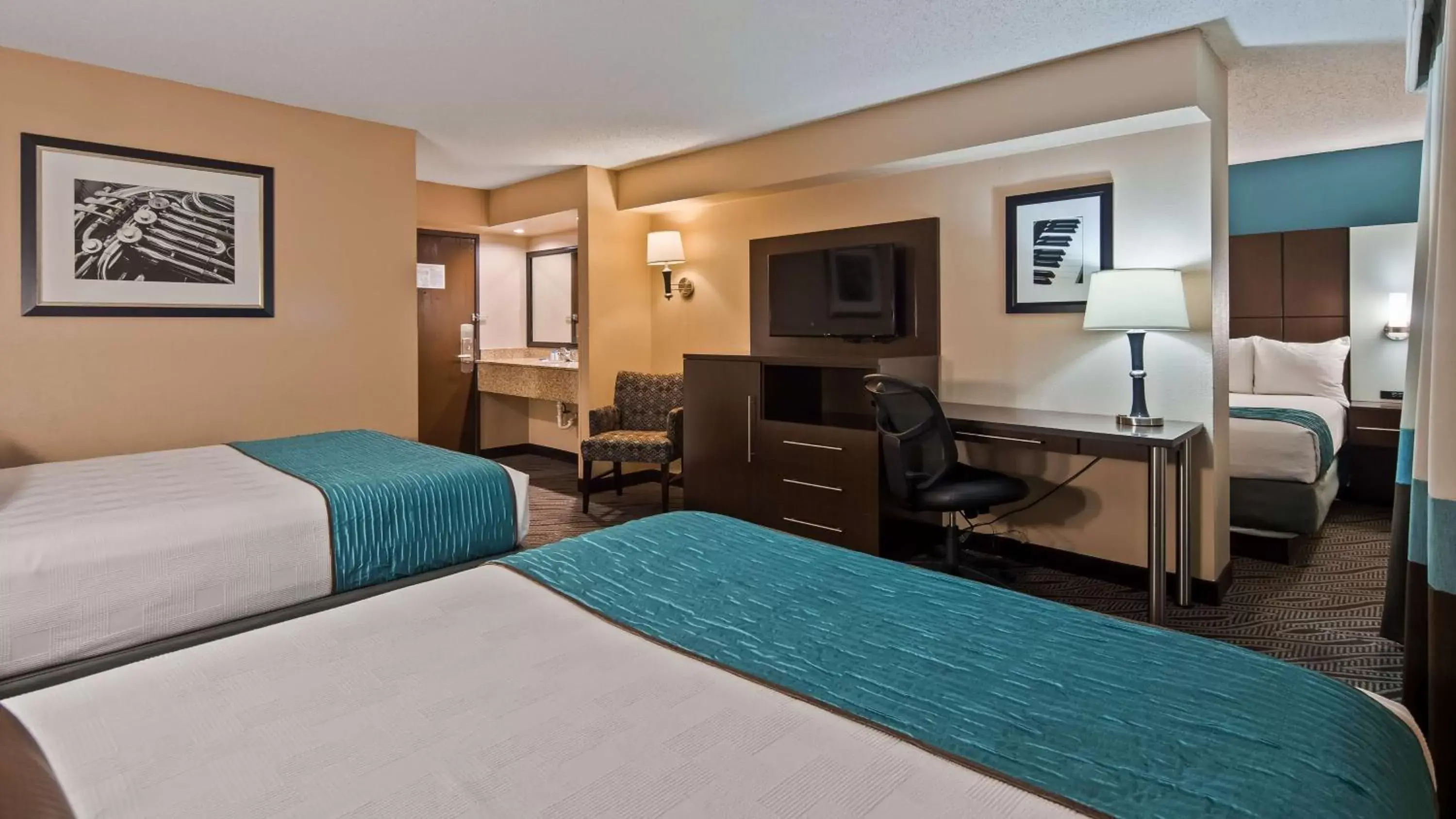 Photo of the whole room, Bed in Best Western Plus Galleria Inn & Suites