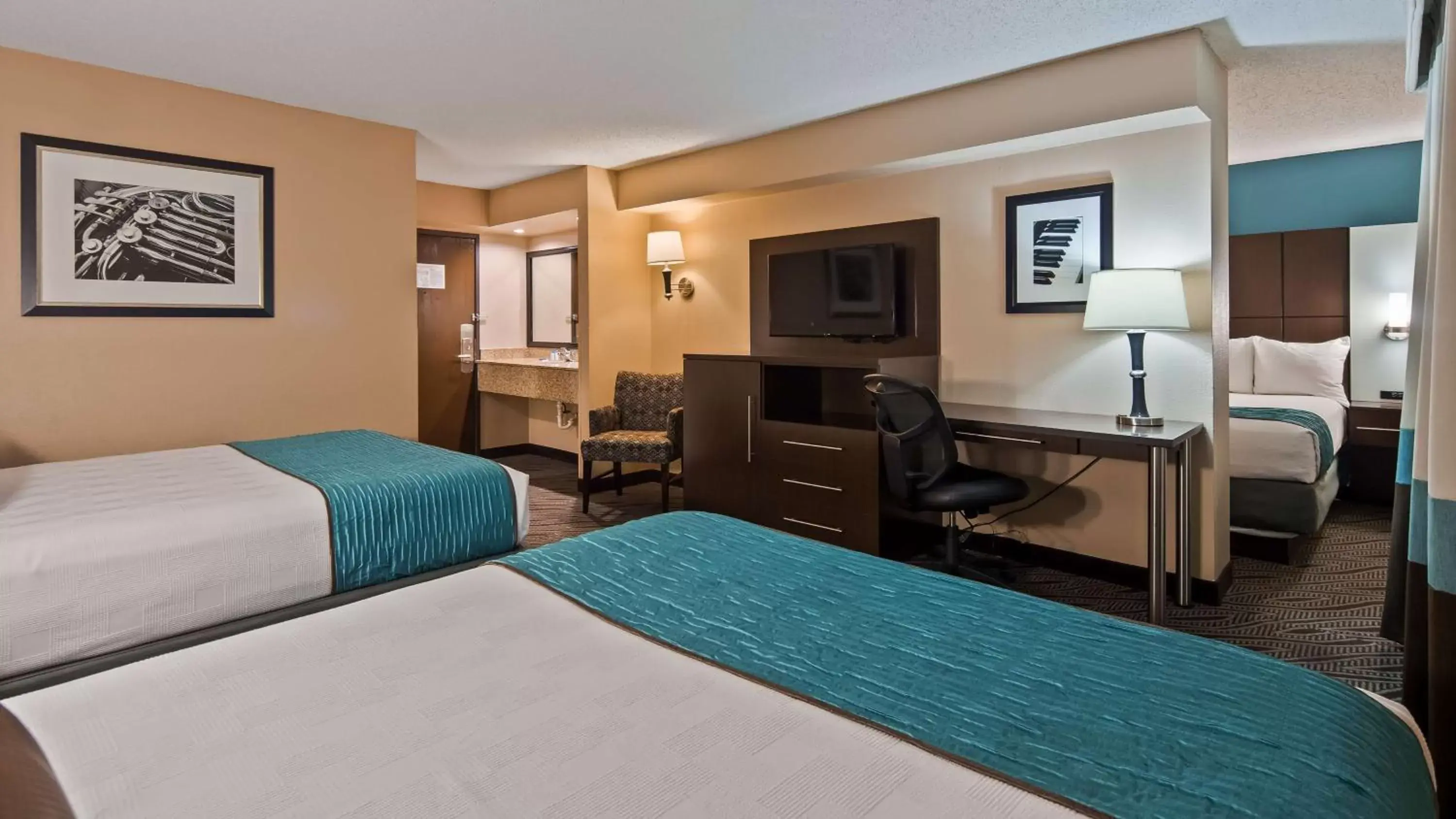Family Room with Two Queen Beds and Single Bed in Best Western Plus Galleria Inn & Suites Family Room with Two Queen Beds and Single Bed in Best Western Plus Galleria Inn & Suites