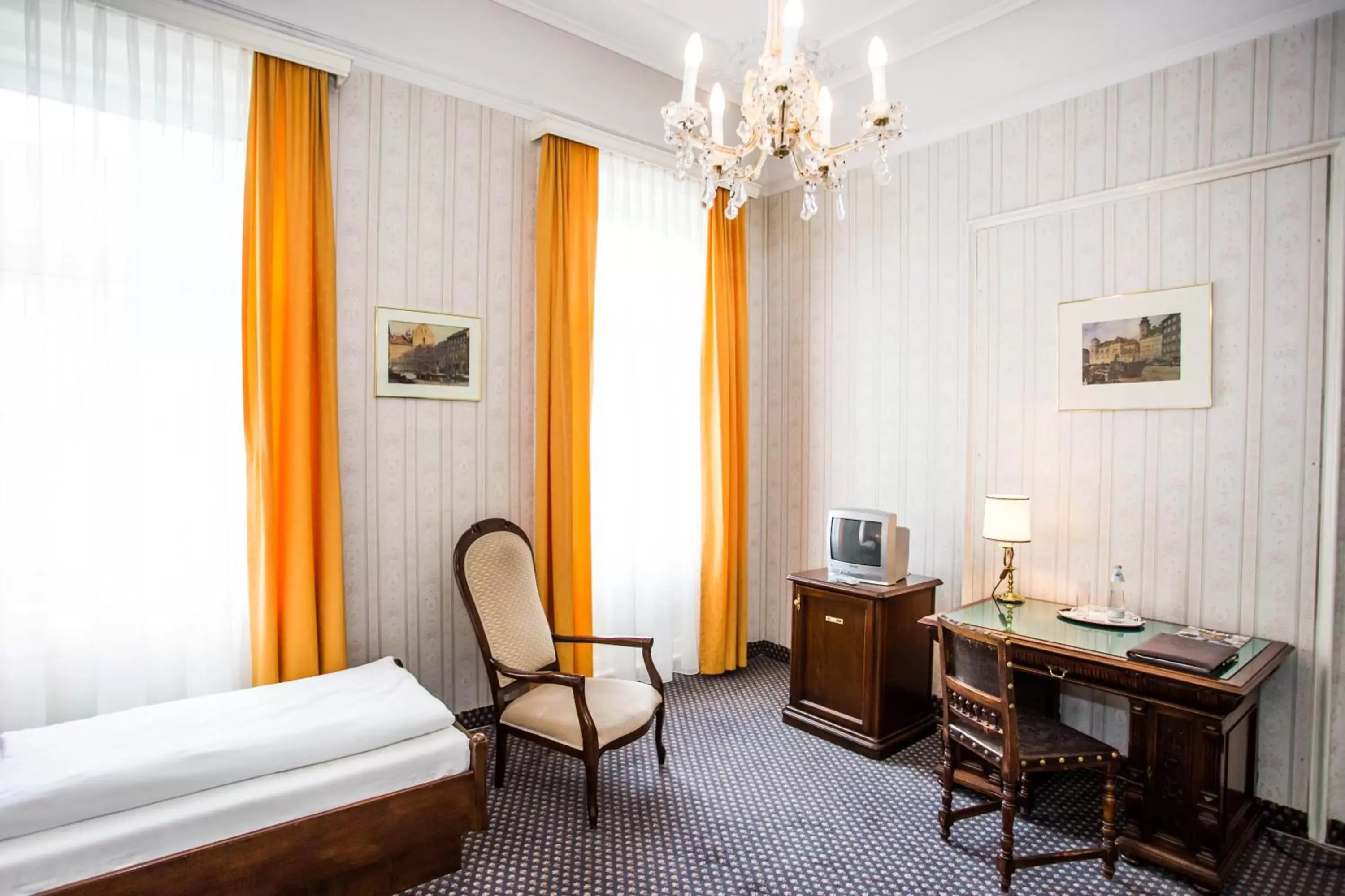 Seating area, Bed in Hotel Atlanta