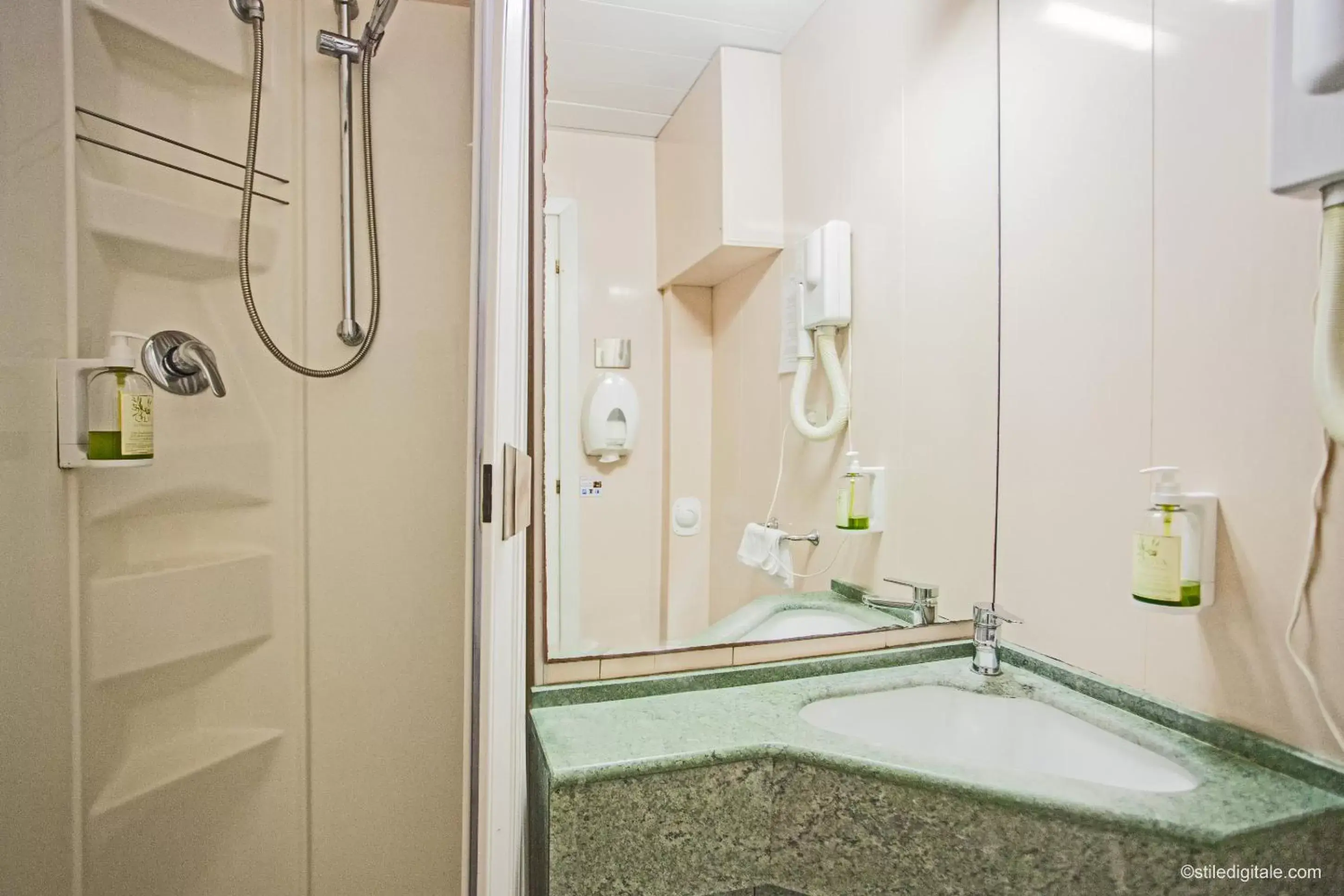 Shower, Bathroom in Hotel La Pace