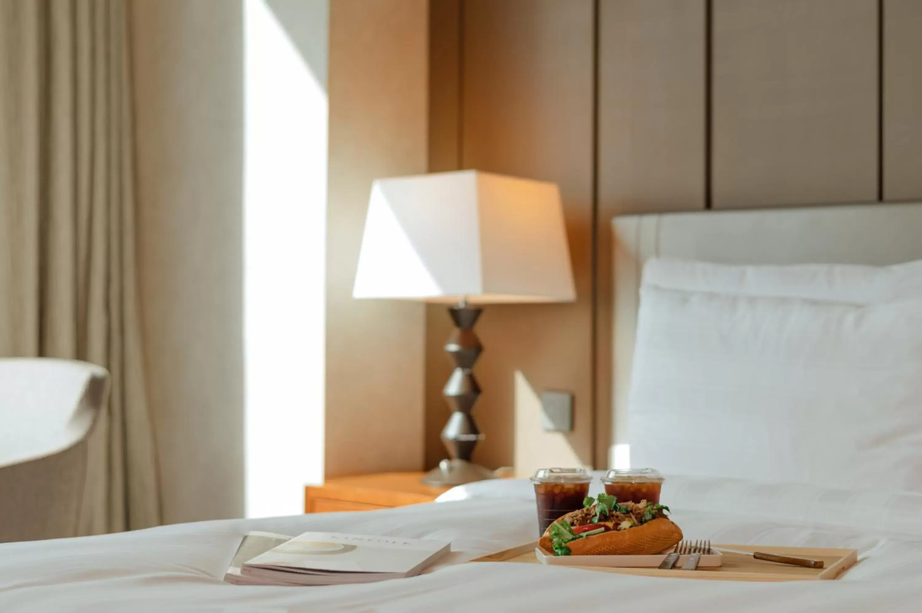 Food and drinks, Bed in LOTTE City Hotel Myeongdong