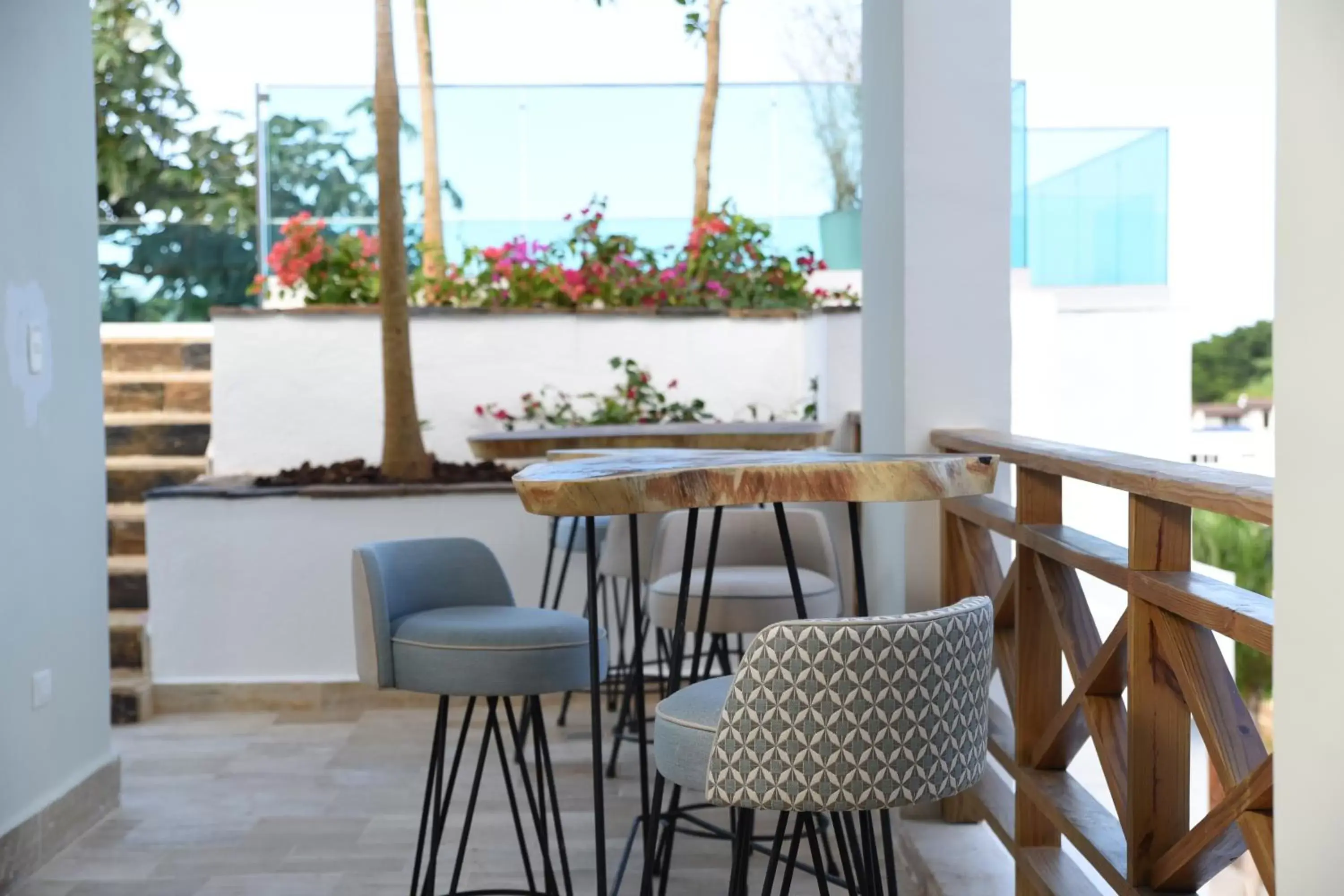 Lounge or bar, Balcony/Terrace in Saman Boutique Hotel