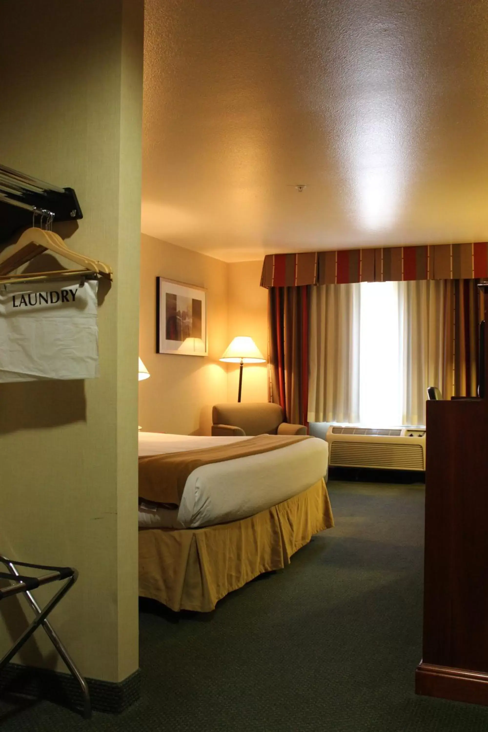 Bed in Holiday Inn Express Tehachapi by IHG Bed in Holiday Inn Express Tehachapi by IHG