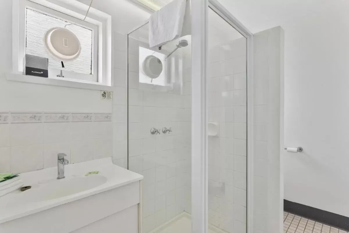 Shower, Bathroom in Martin Cash Motel