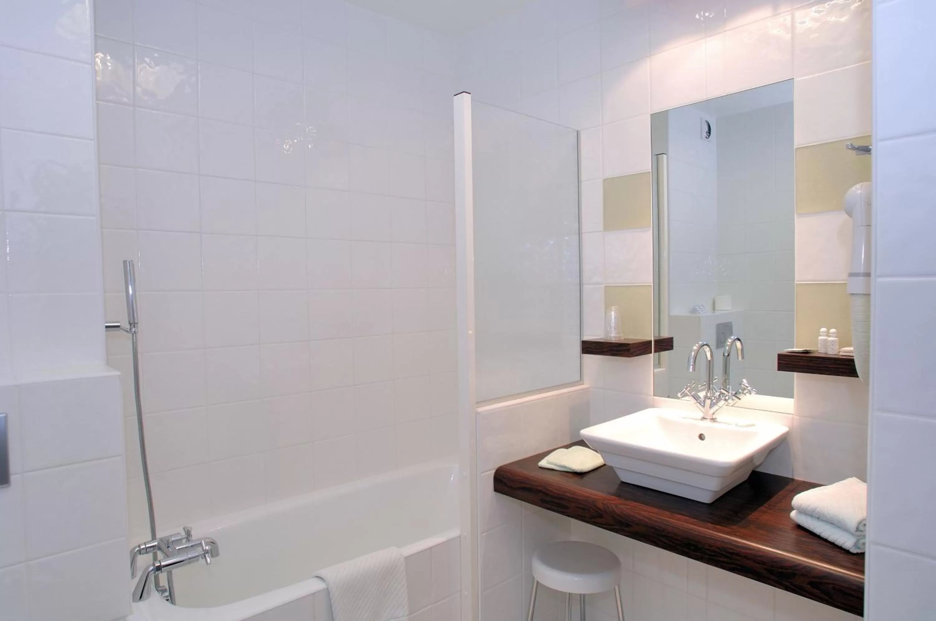 Bathroom in Hôtel Au Logis des Remparts