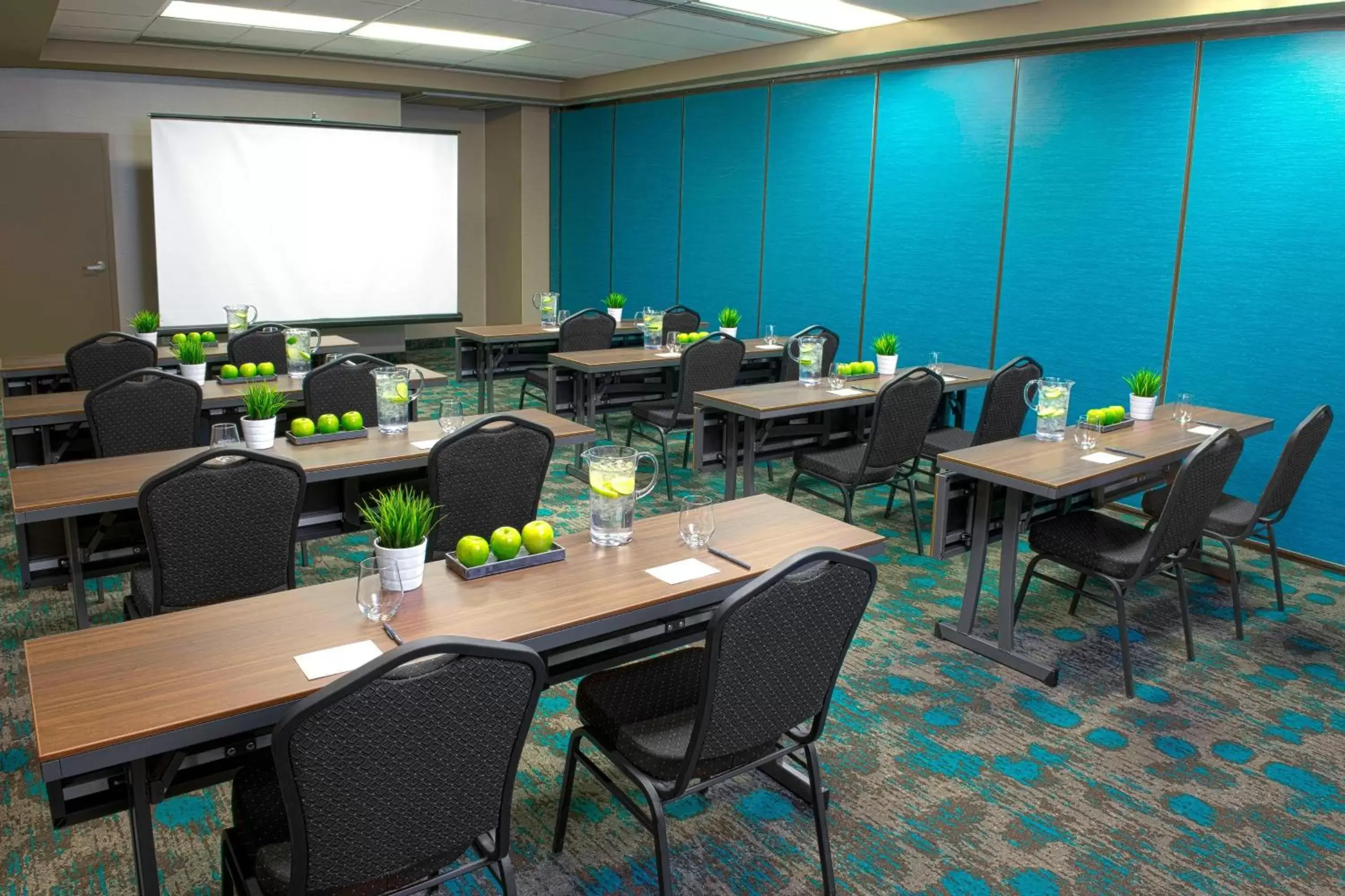 Meeting/conference room, Restaurant/Places to Eat in SpringHill Suites by Marriott Old Montreal
