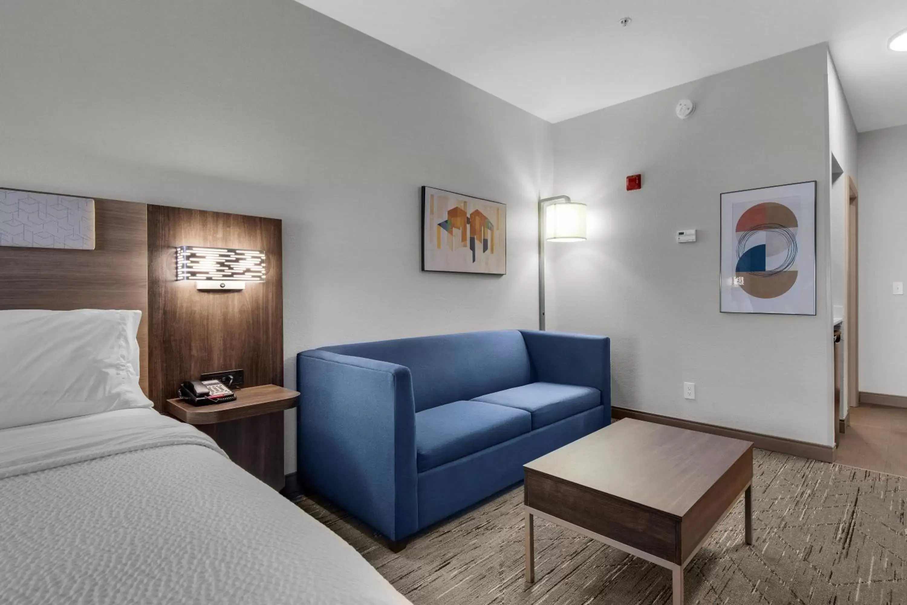 Bed, Seating Area in Holiday Inn Express Destin E - Commons Mall Area, an IHG Hotel