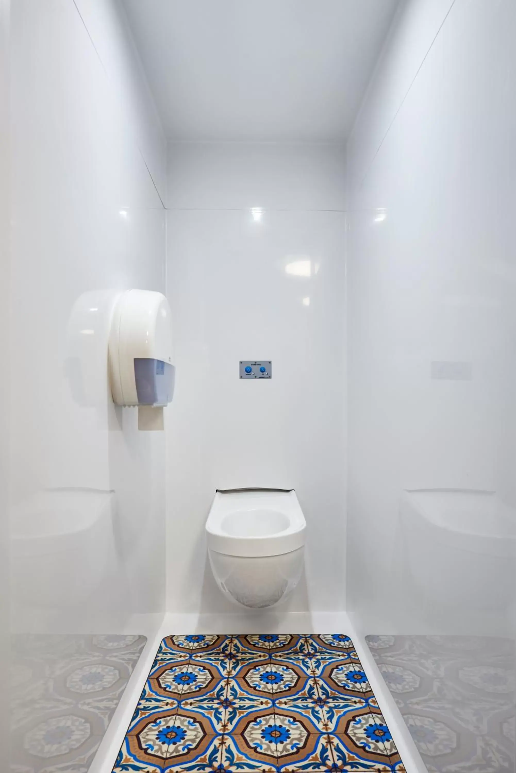 Shower, Bathroom in hotelF1 Paris Porte de Châtillon