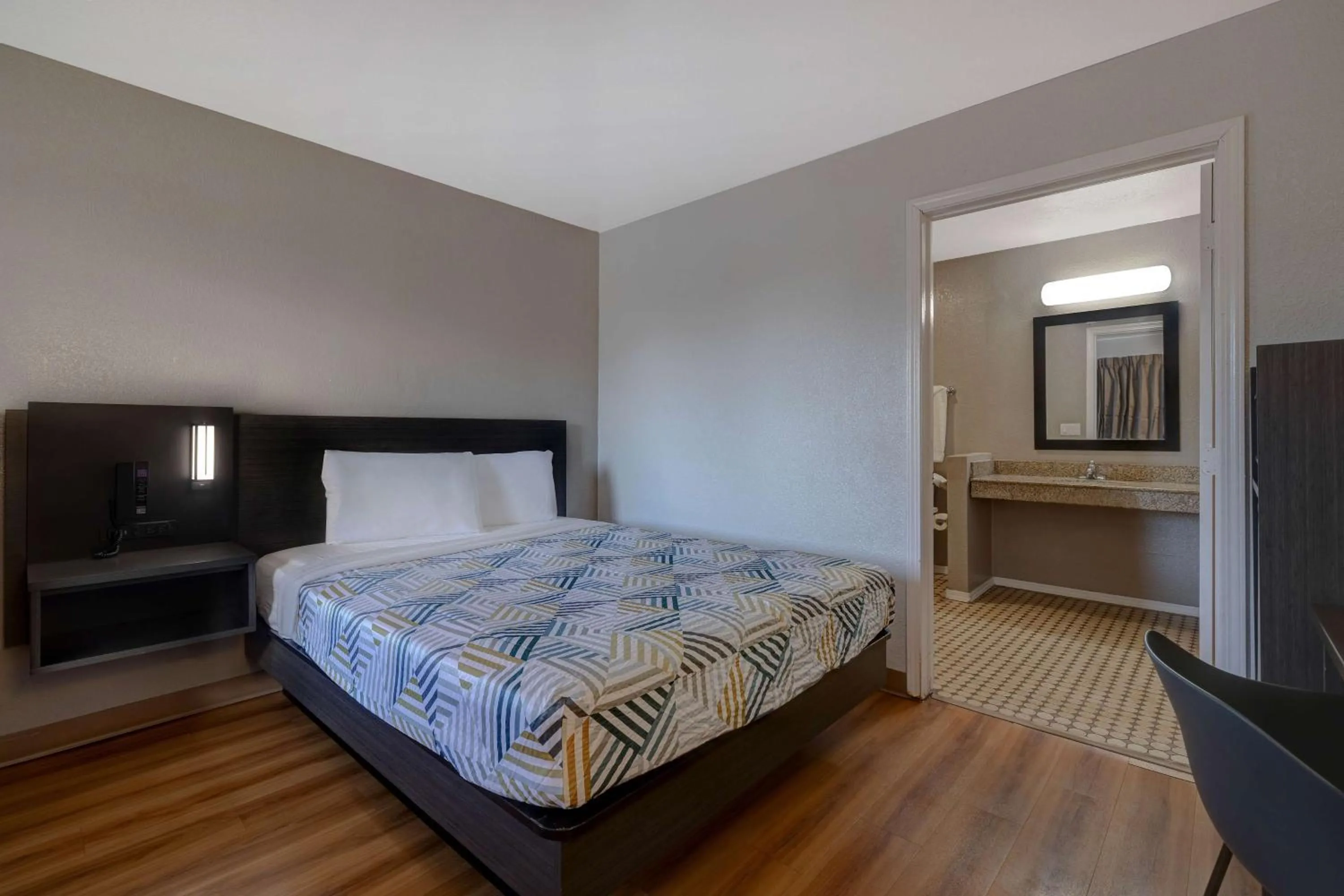 Photo of the whole room, Bed in Motel 6-Buttonwillow, CA Central