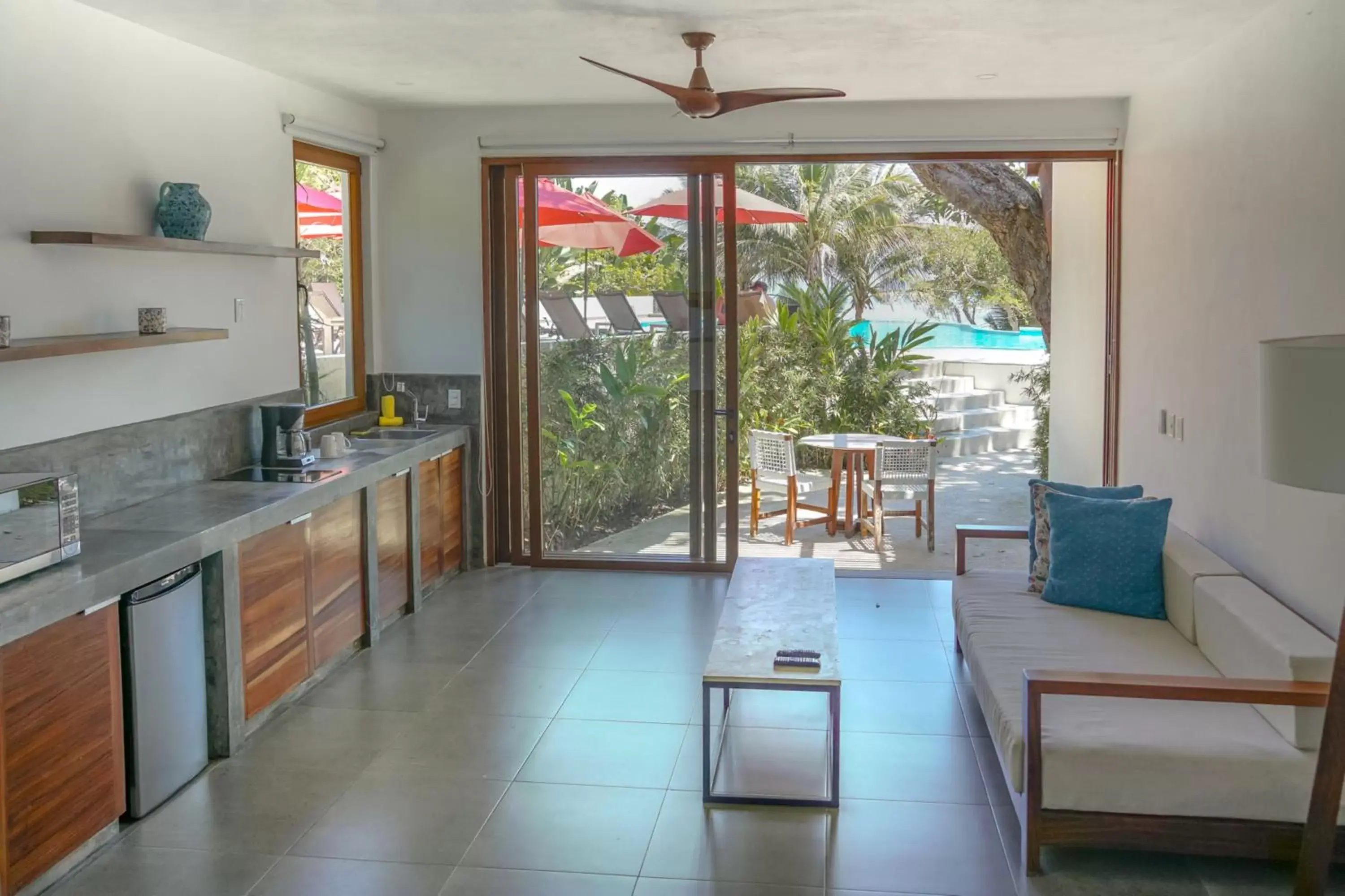 Living room, Kitchen/Kitchenette in Hotel Ysuri Sayulita