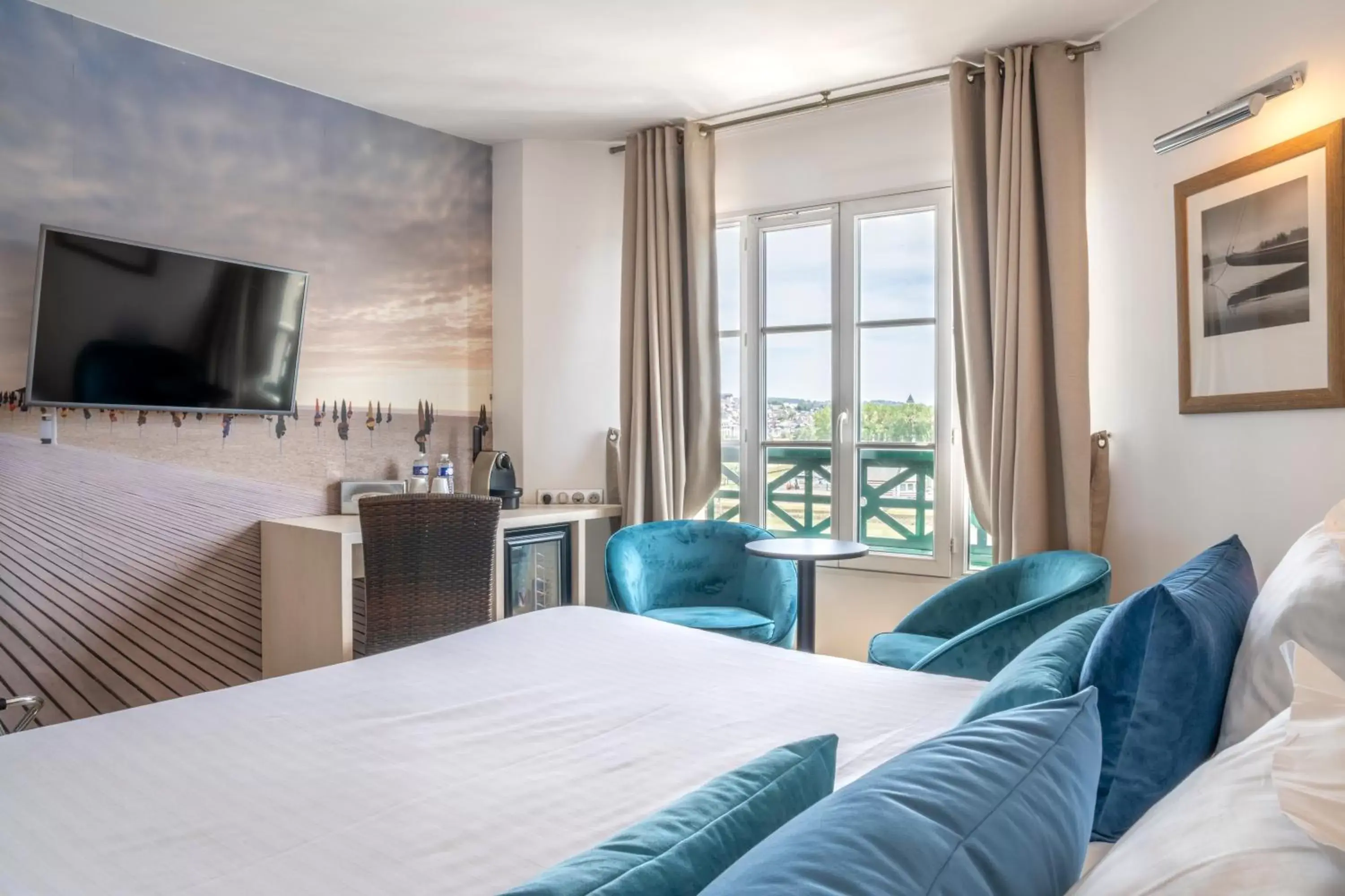 Bedroom, TV/Entertainment Center in SOWELL HOTELS Le Beach