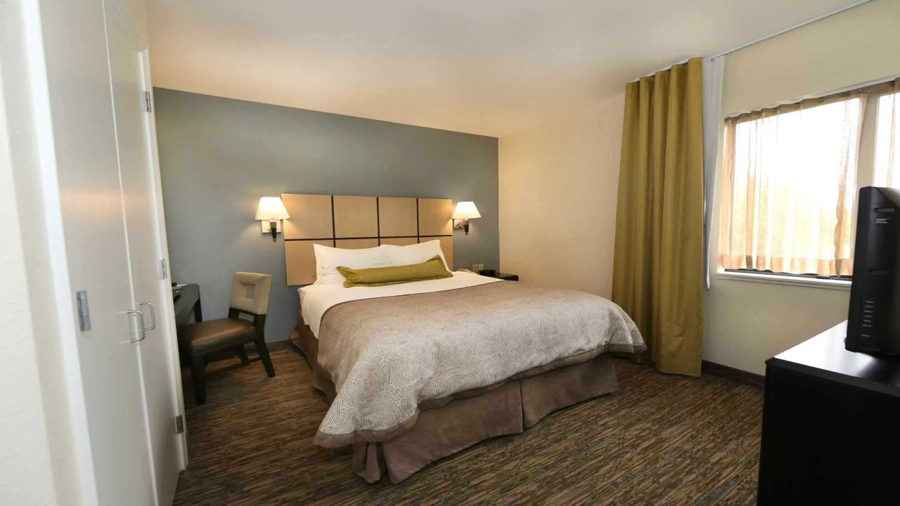 Photo of the whole room, Bed in Candlewood Suites East Lansing, an IHG Hotel