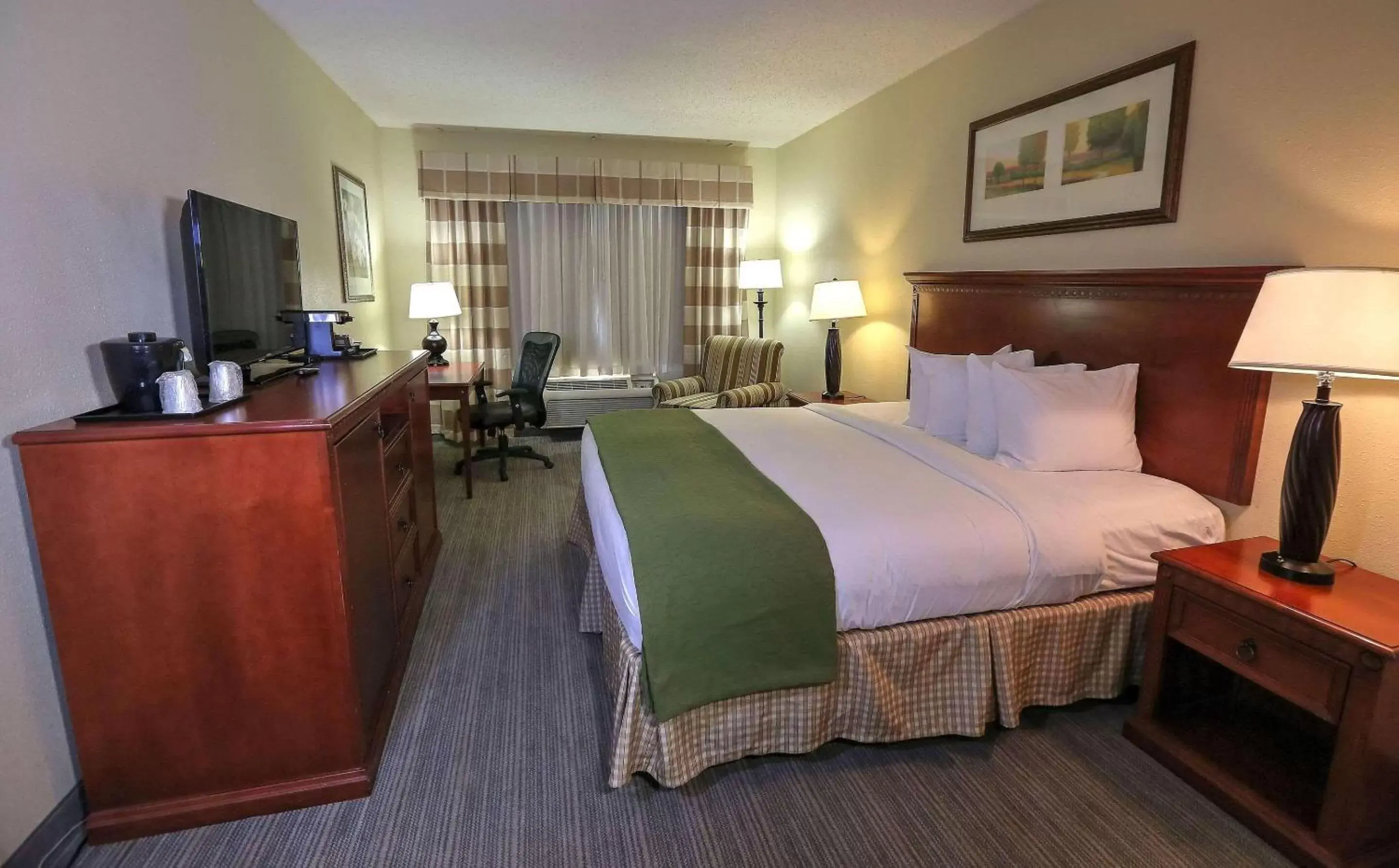 Bedroom in Country Inn & Suites by Radisson, Charlotte I-85 Airport, NC