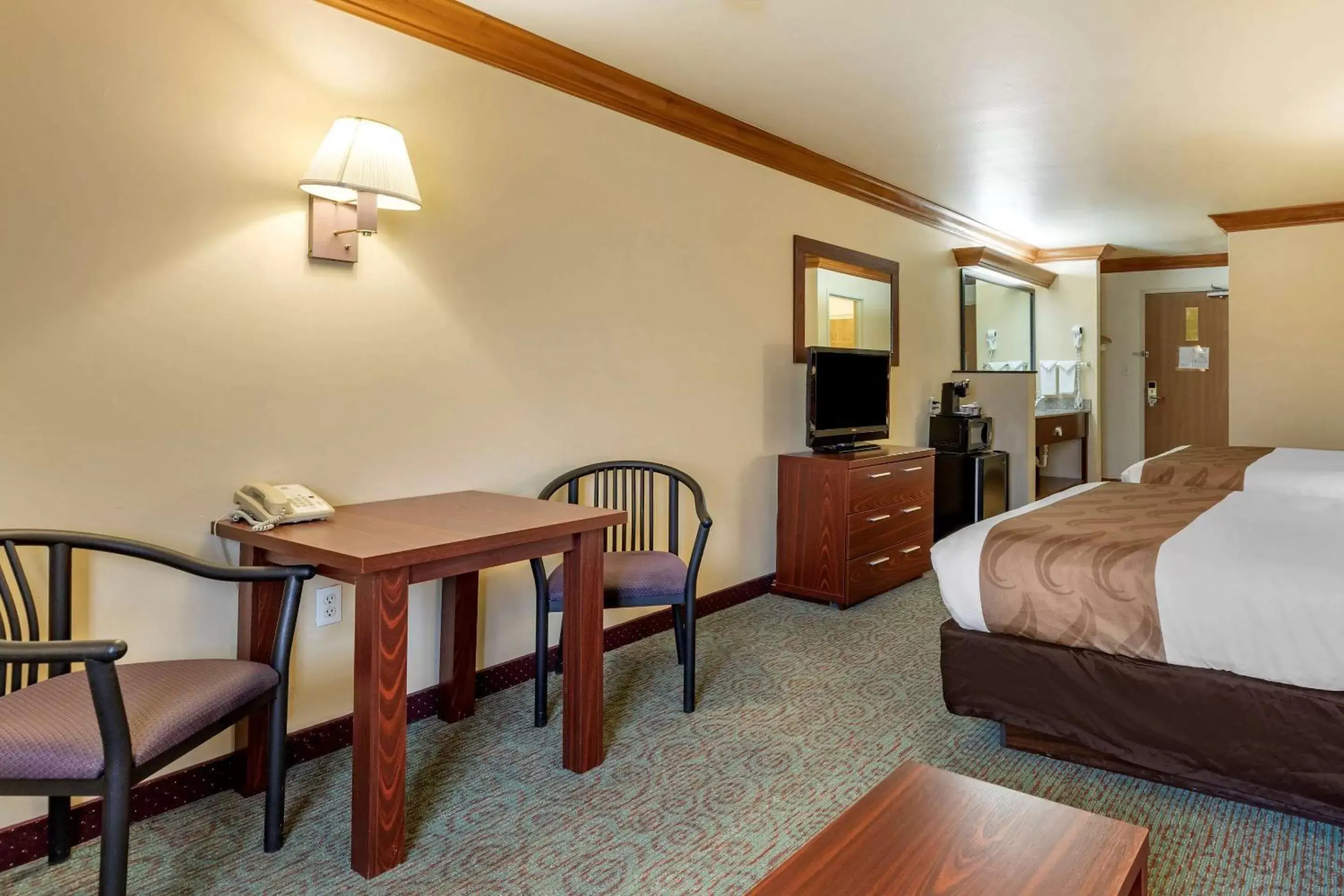 Bedroom, TV/Entertainment Center in Quality Inn and Suites Denver Airport - Gateway Park