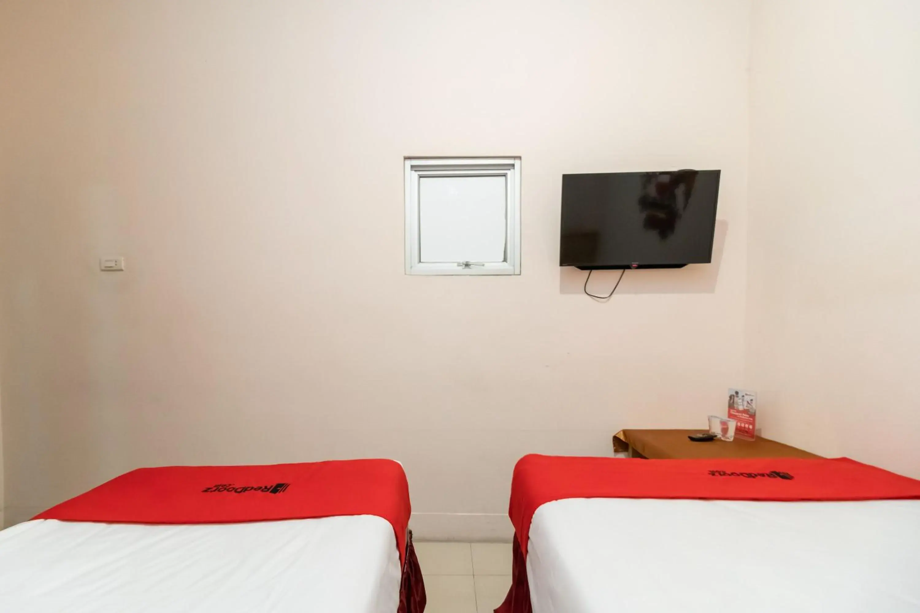 Bedroom, Bed in RedDoorz At Fella Homestay Medan