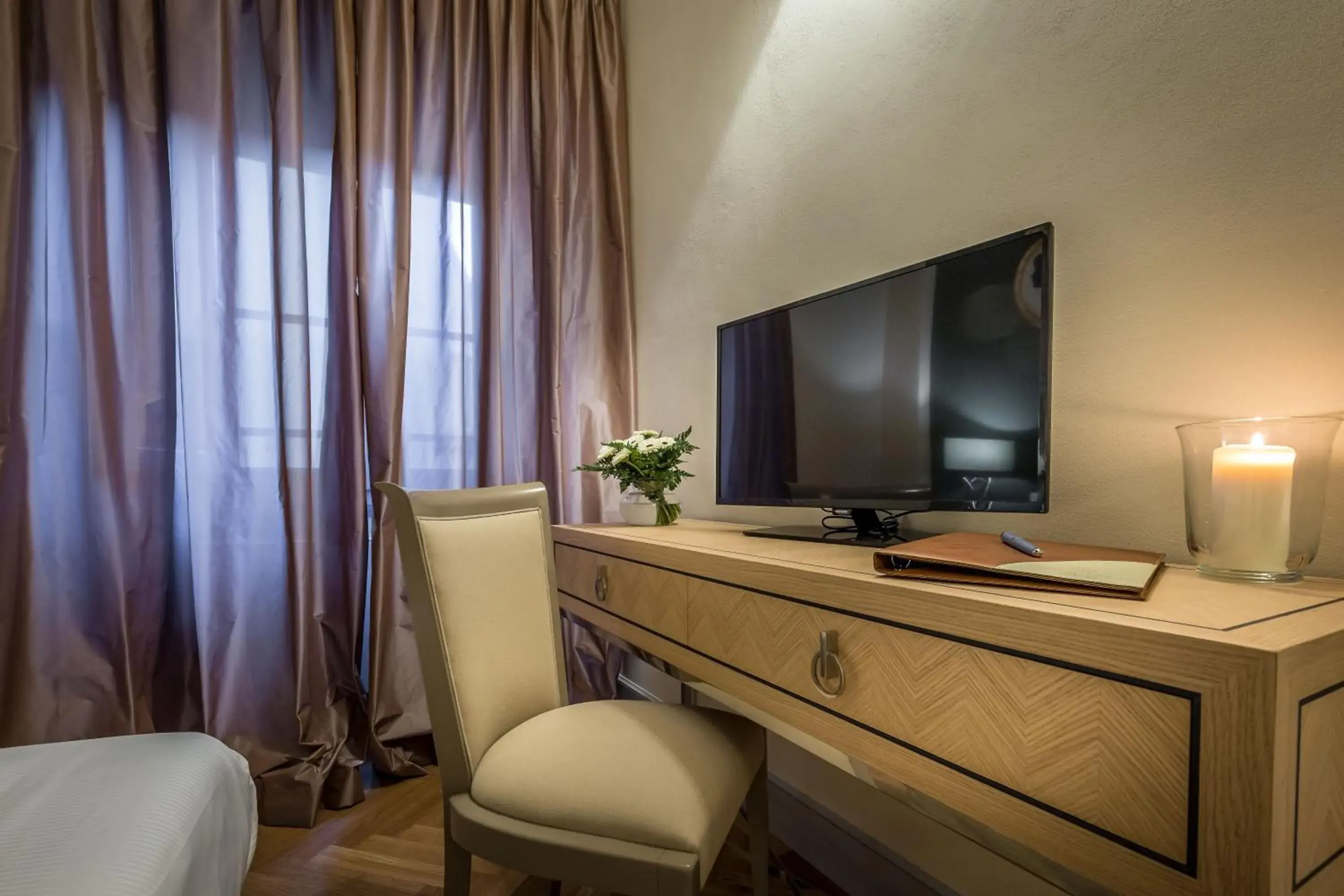Bedroom, TV/Entertainment Center in Palazzo Ridolfi - Residenza d'Epoca