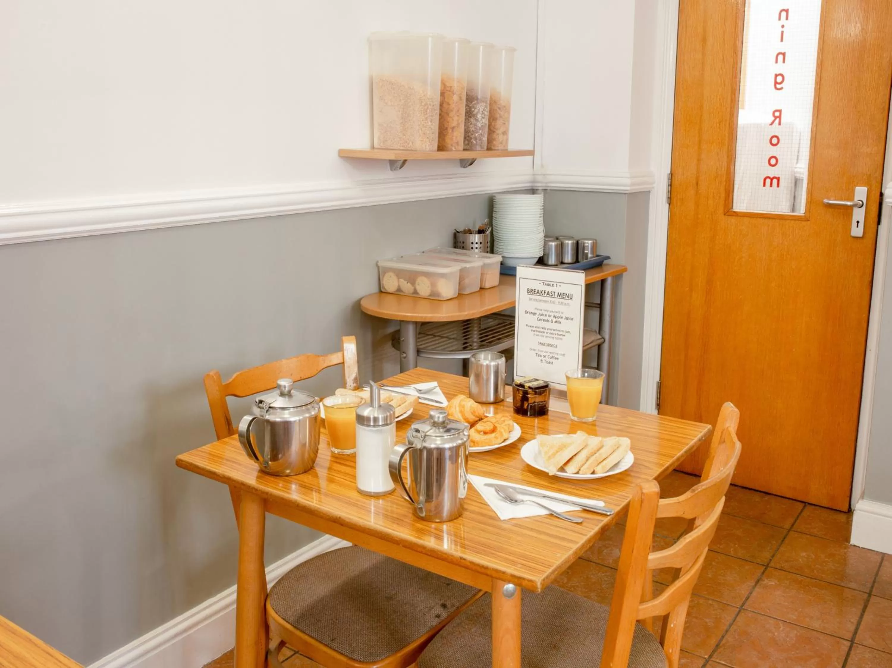 Breakfast in OYO Townhouse New England, London Victoria