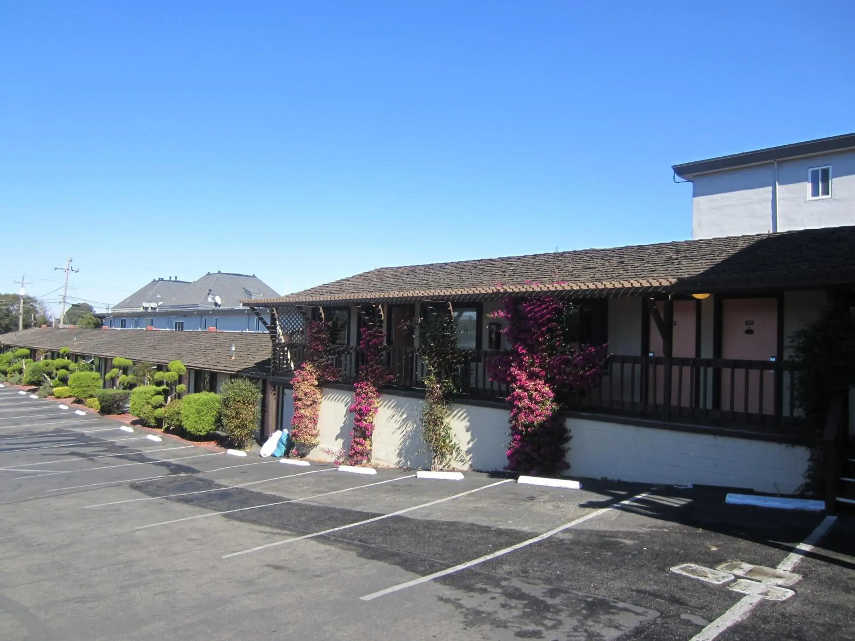 Facade/entrance, Property Building in Monterey Fairgrounds Inn