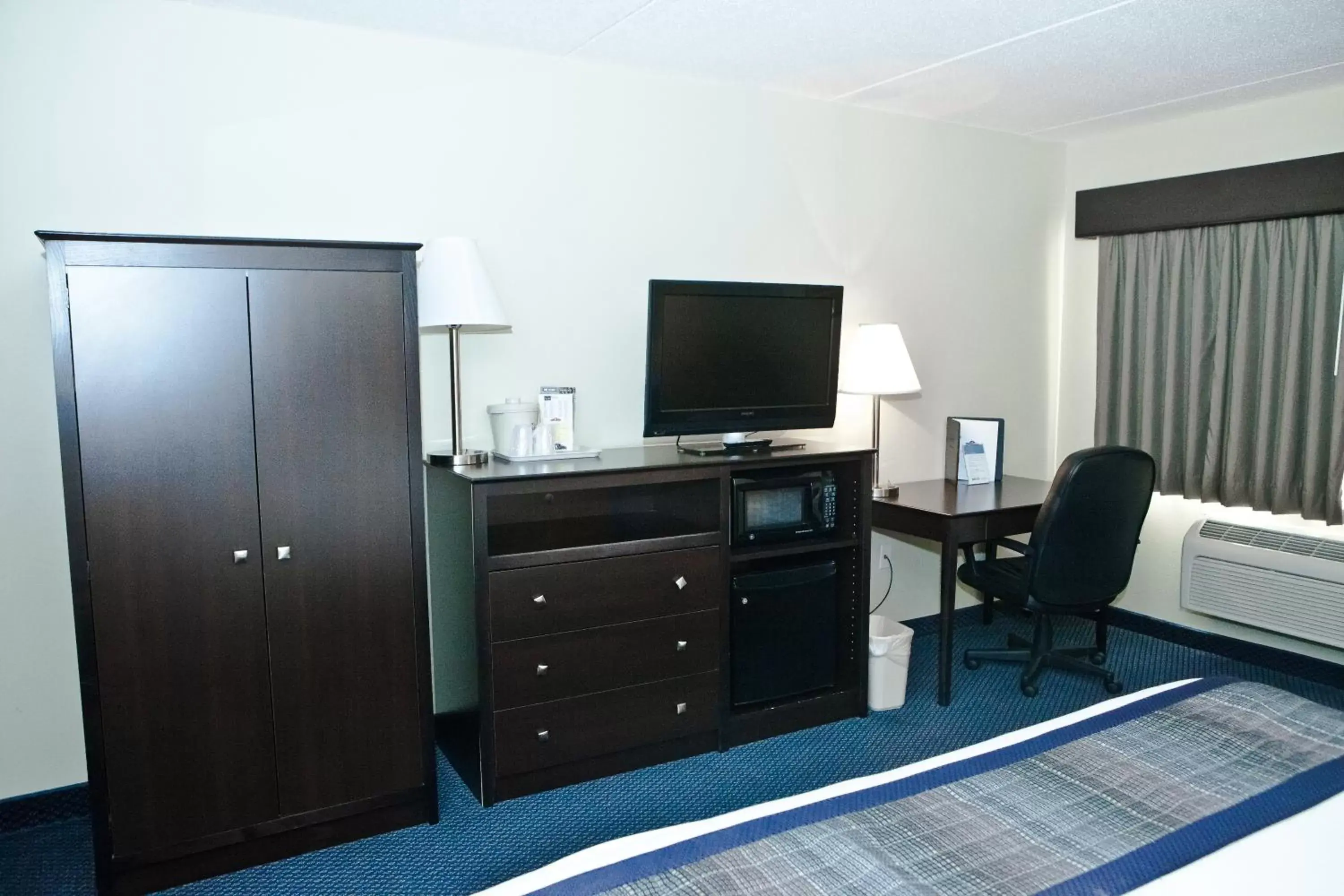 TV and multimedia, TV/Entertainment Center in AmericInn by Wyndham Lincoln South