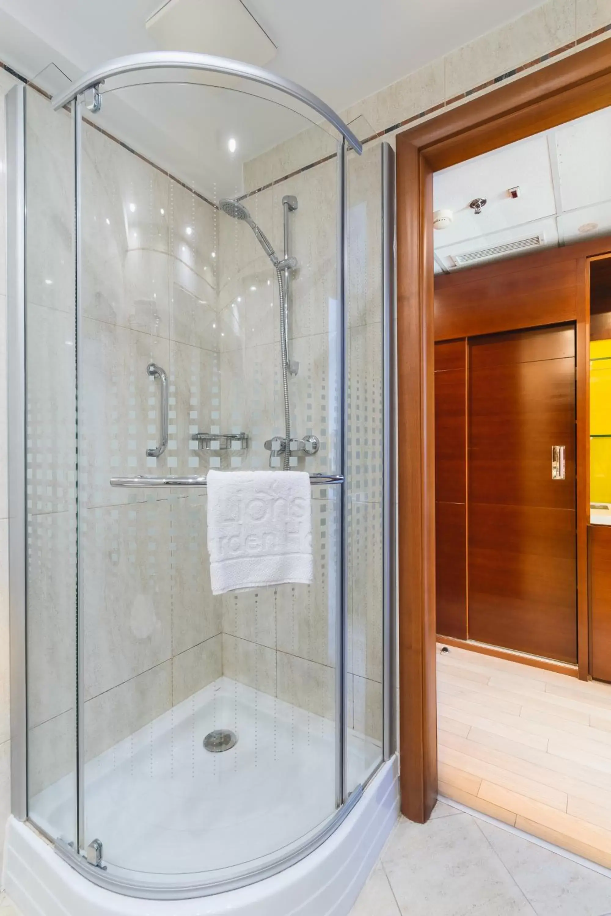 Shower, Bathroom in Lion's Garden Hotel