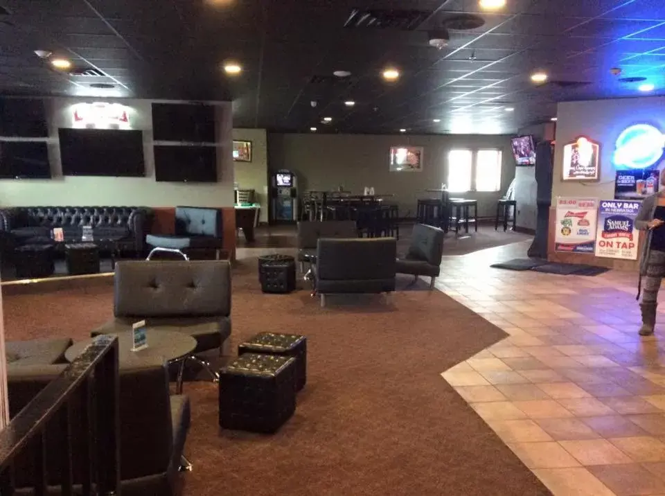 Lounge or bar, Lobby/Reception in Boarders Inn & Suites by Cobblestone Hotels - Grand Island