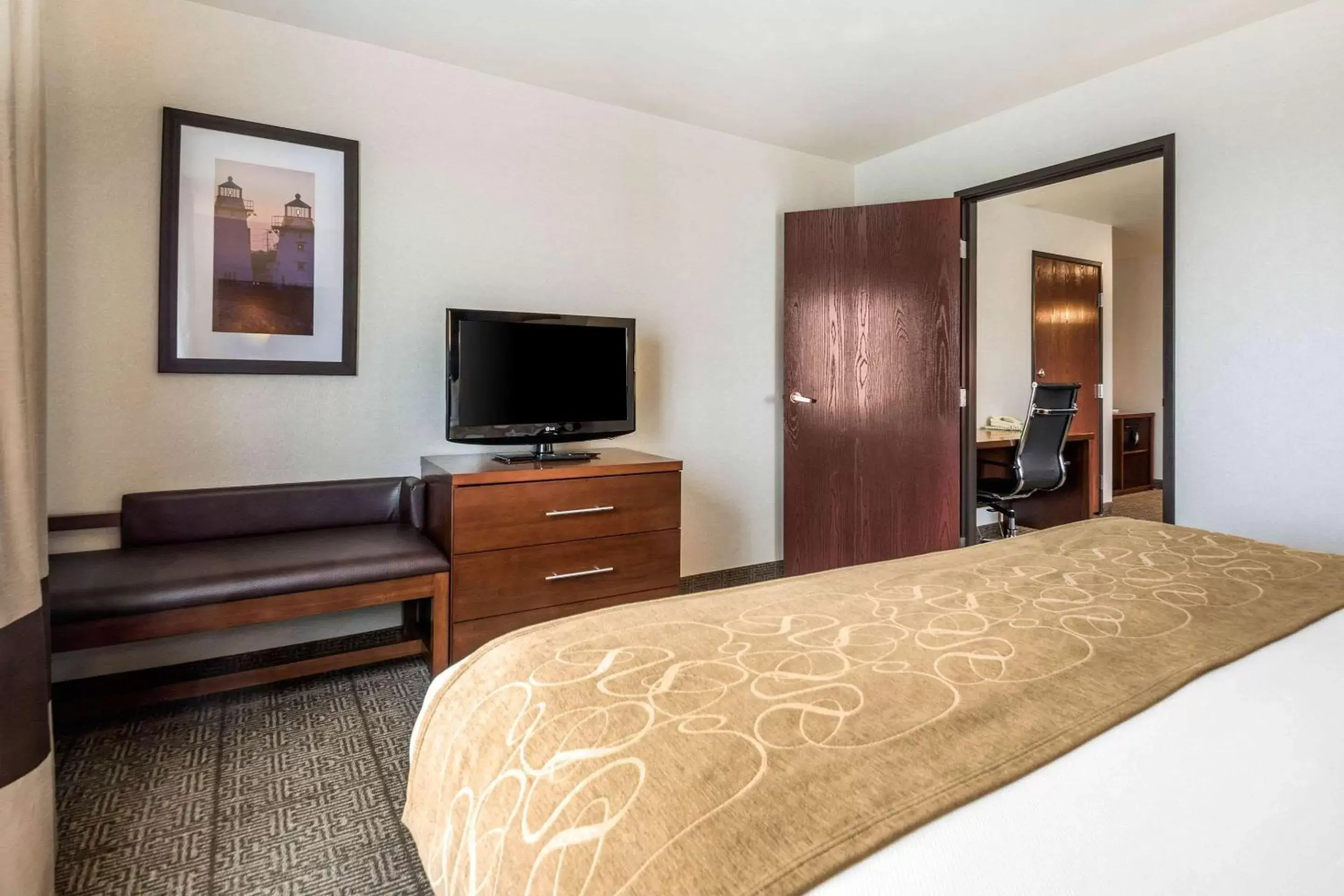 Bedroom, TV/Entertainment Center in Comfort Suites at Par 4 Resort