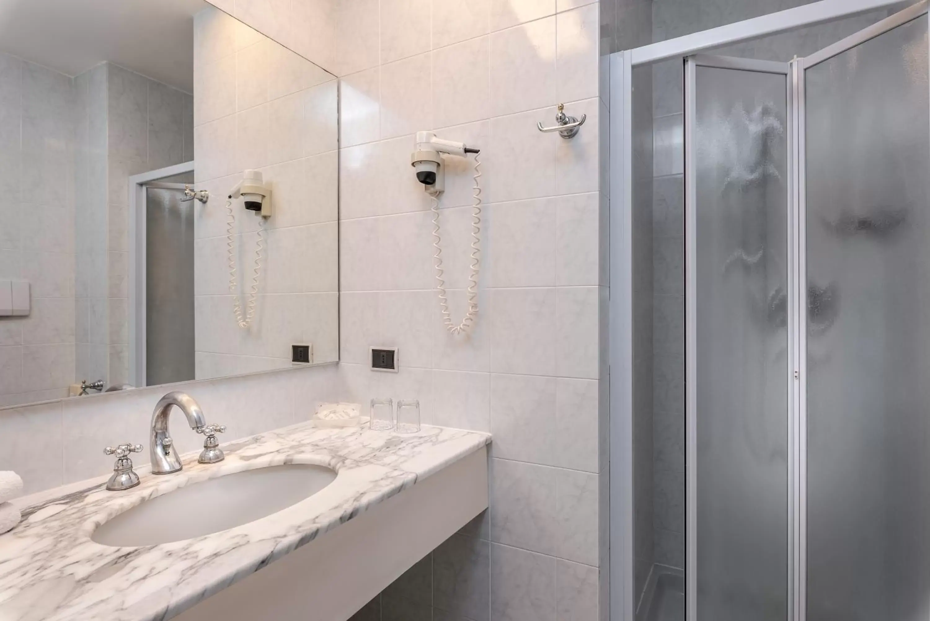Shower, Bathroom in Hotel Polo
