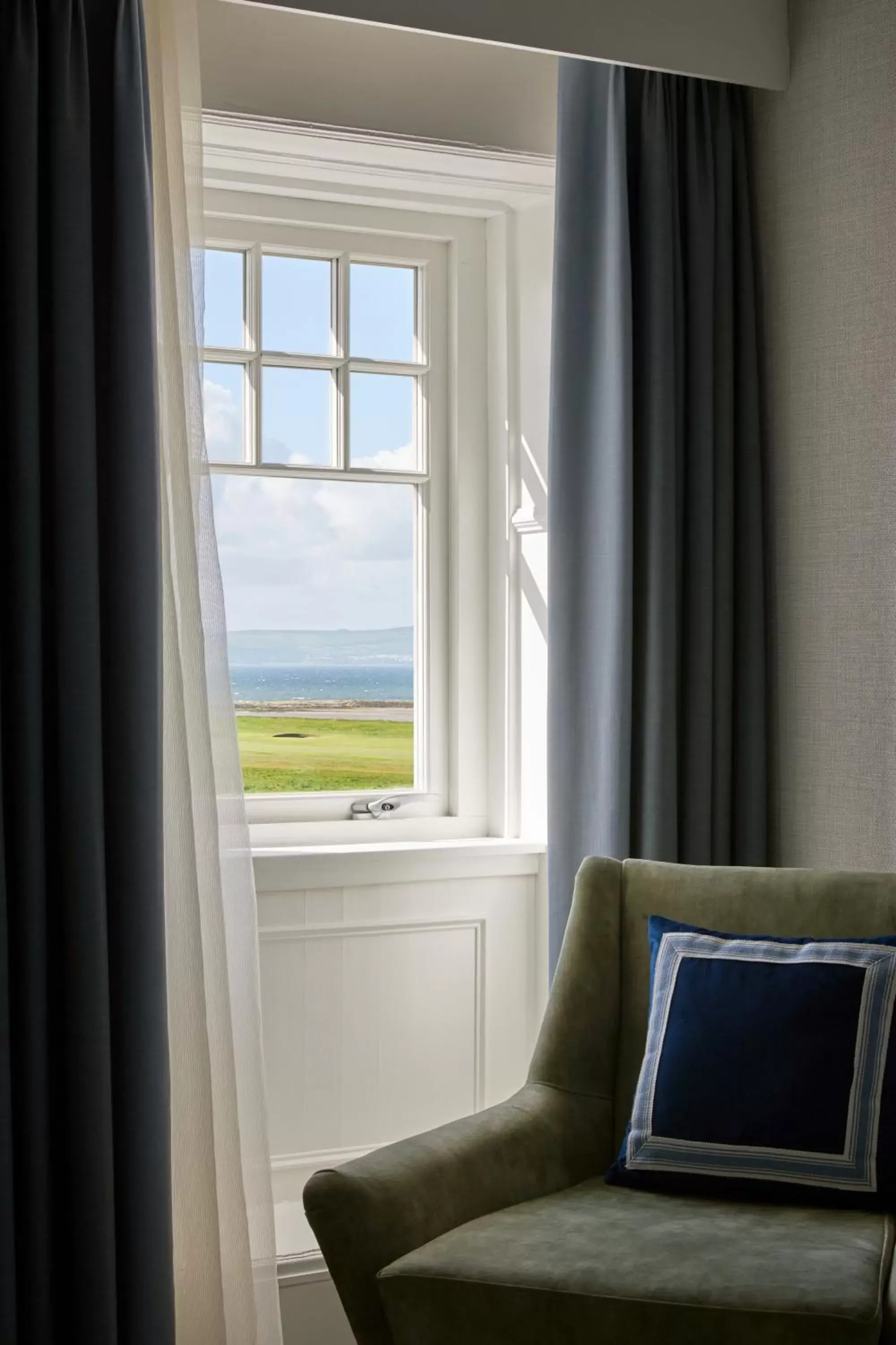 Bed, Seating Area in Marine Troon