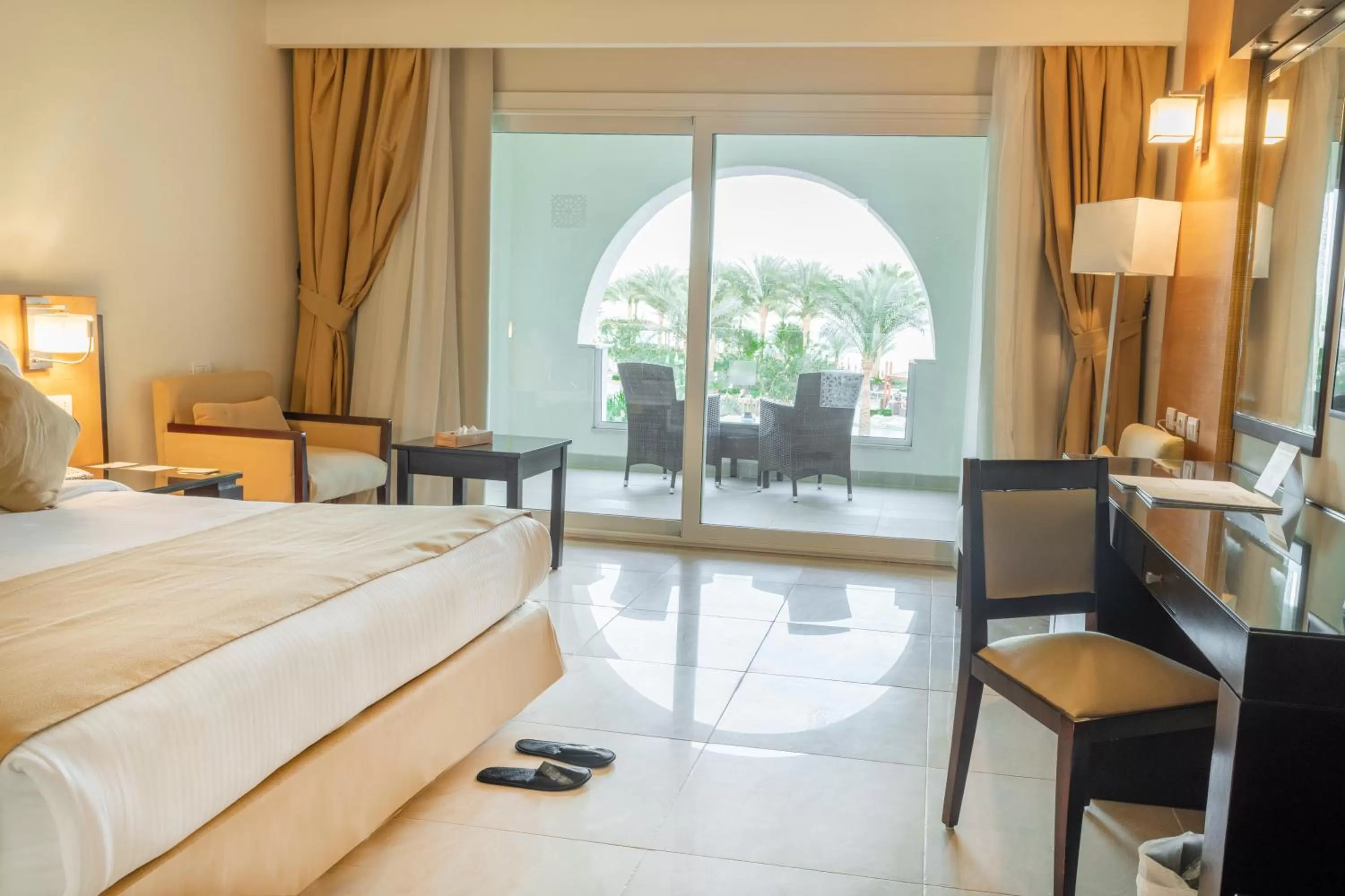 Balcony/Terrace, Bed in Sunrise Montemare Resort -Grand Select