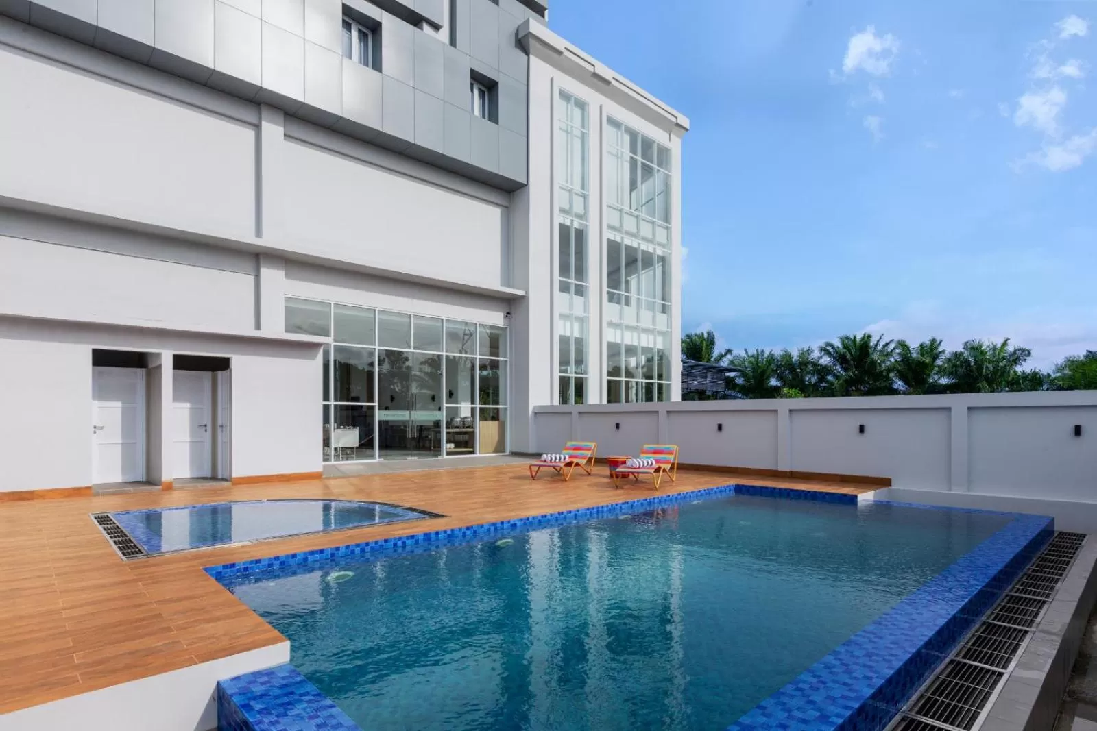 Swimming pool in favehotel Kediri