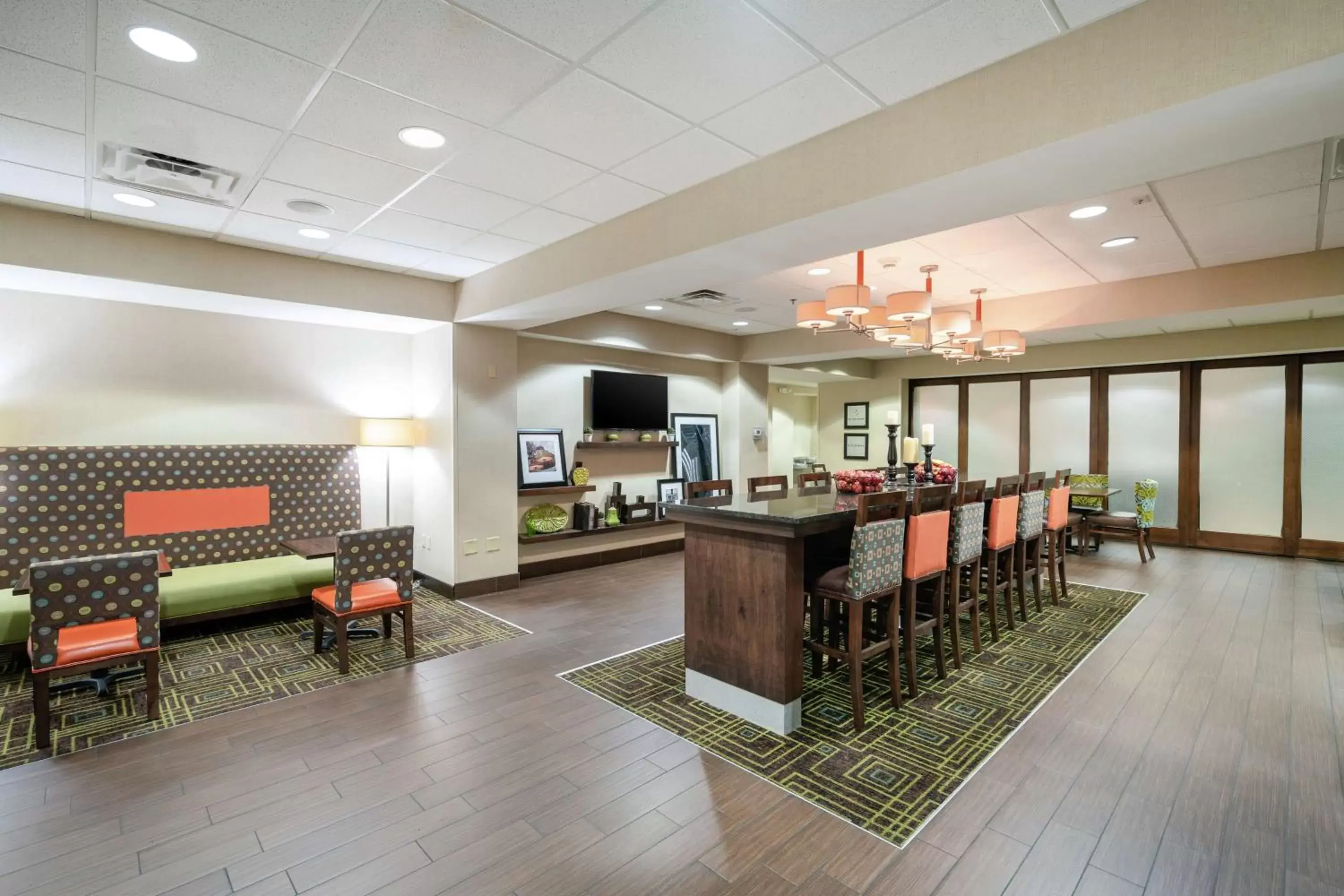 Dining area in Hampton Inn University Area, Huntington, Wv