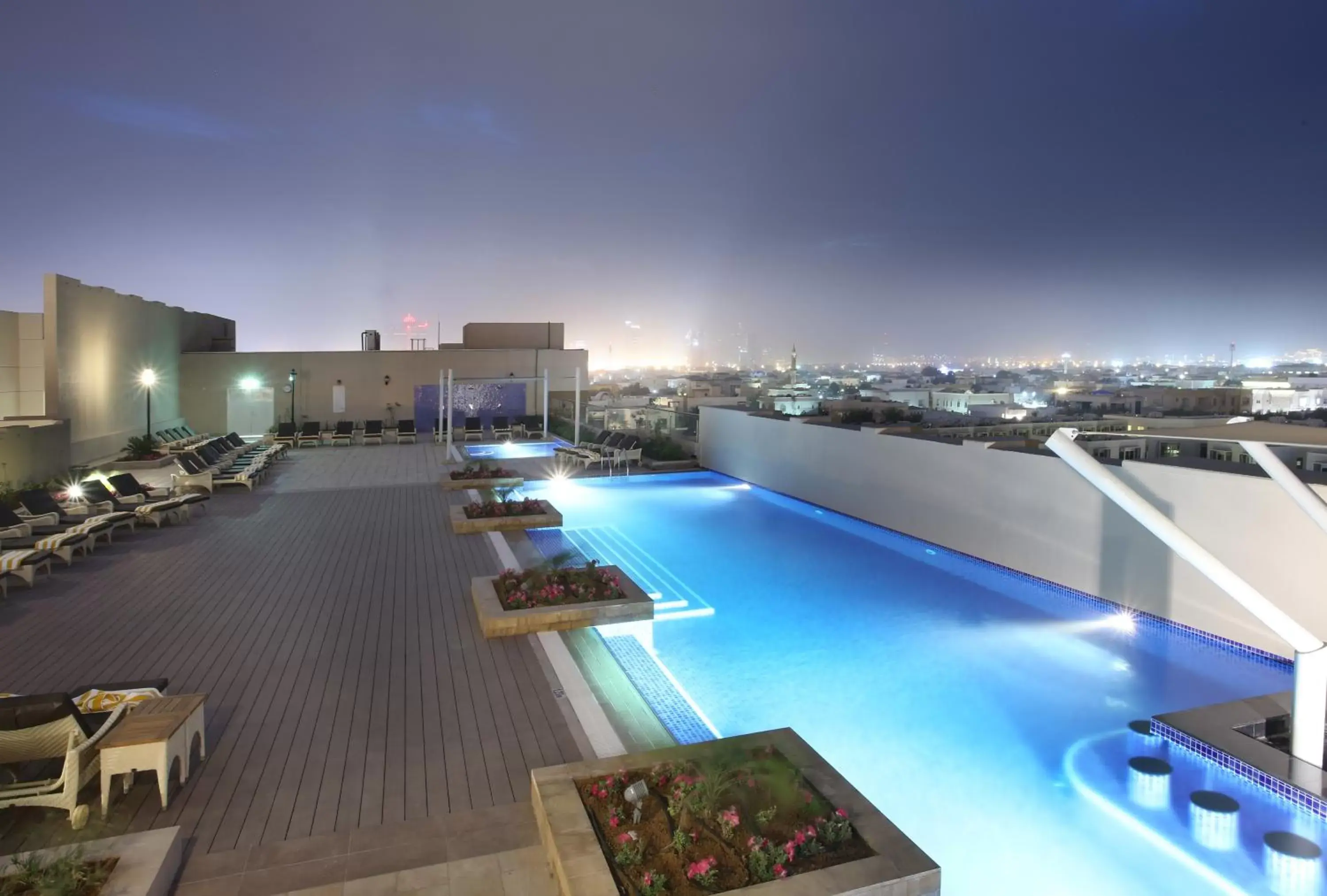 Pool view, Swimming Pool in Metropolitan Hotel Dubai