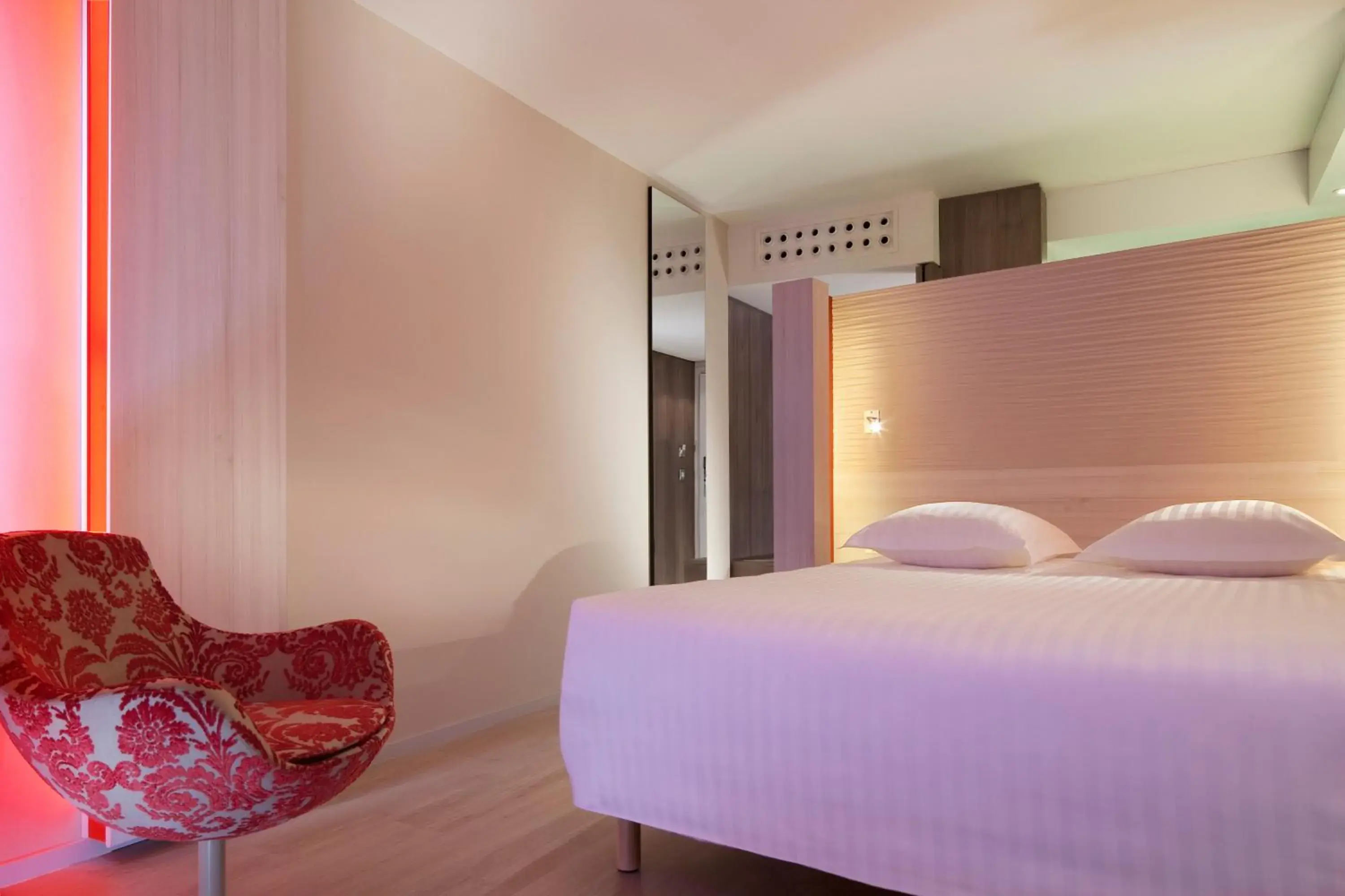 Photo of the whole room, Bed in Oceania Clermont Ferrand Photo of the whole room, Bed in Oceania Clermont Ferrand