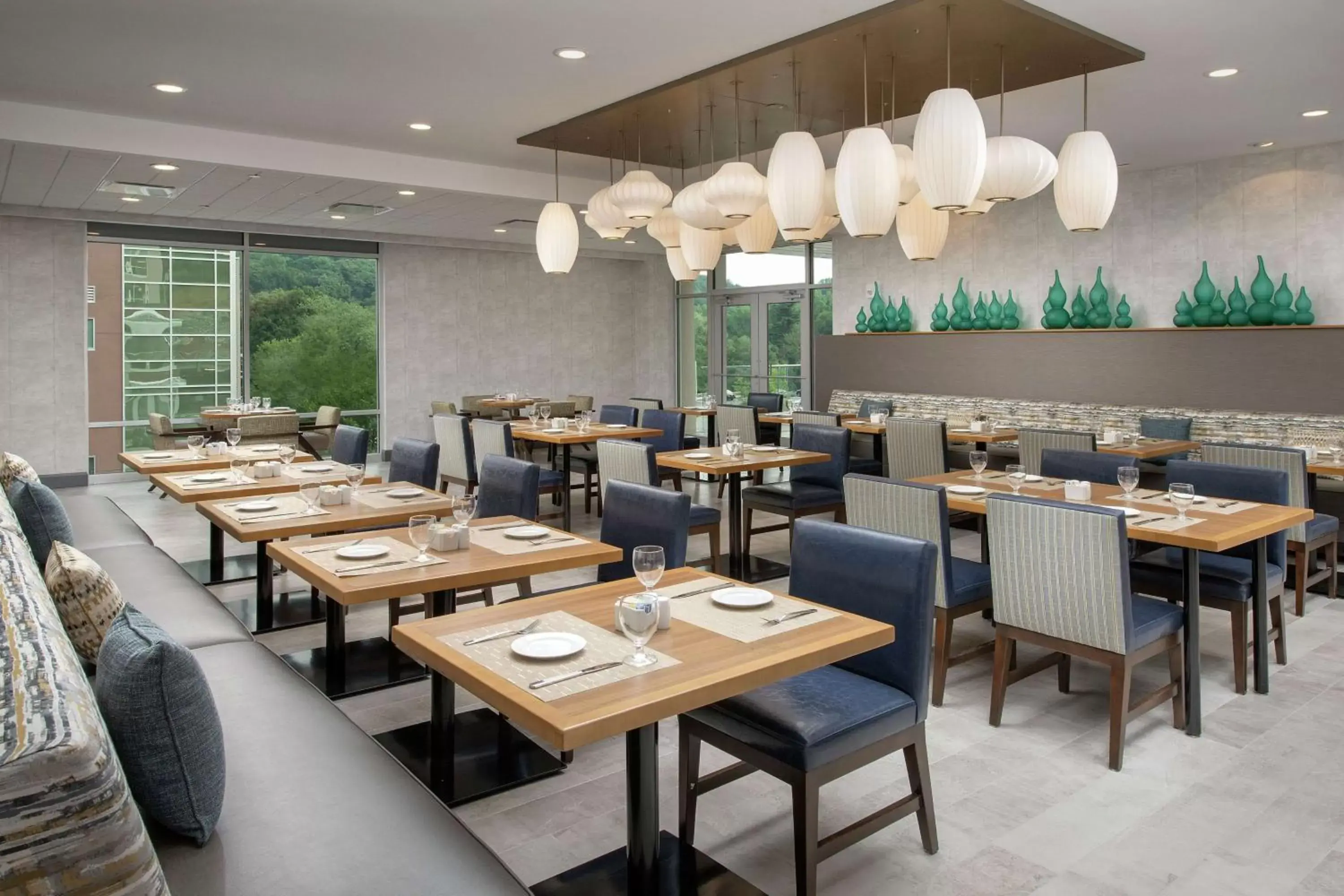 Restaurant/Places to Eat in Hilton Garden Inn Westchester Dobbs Ferry